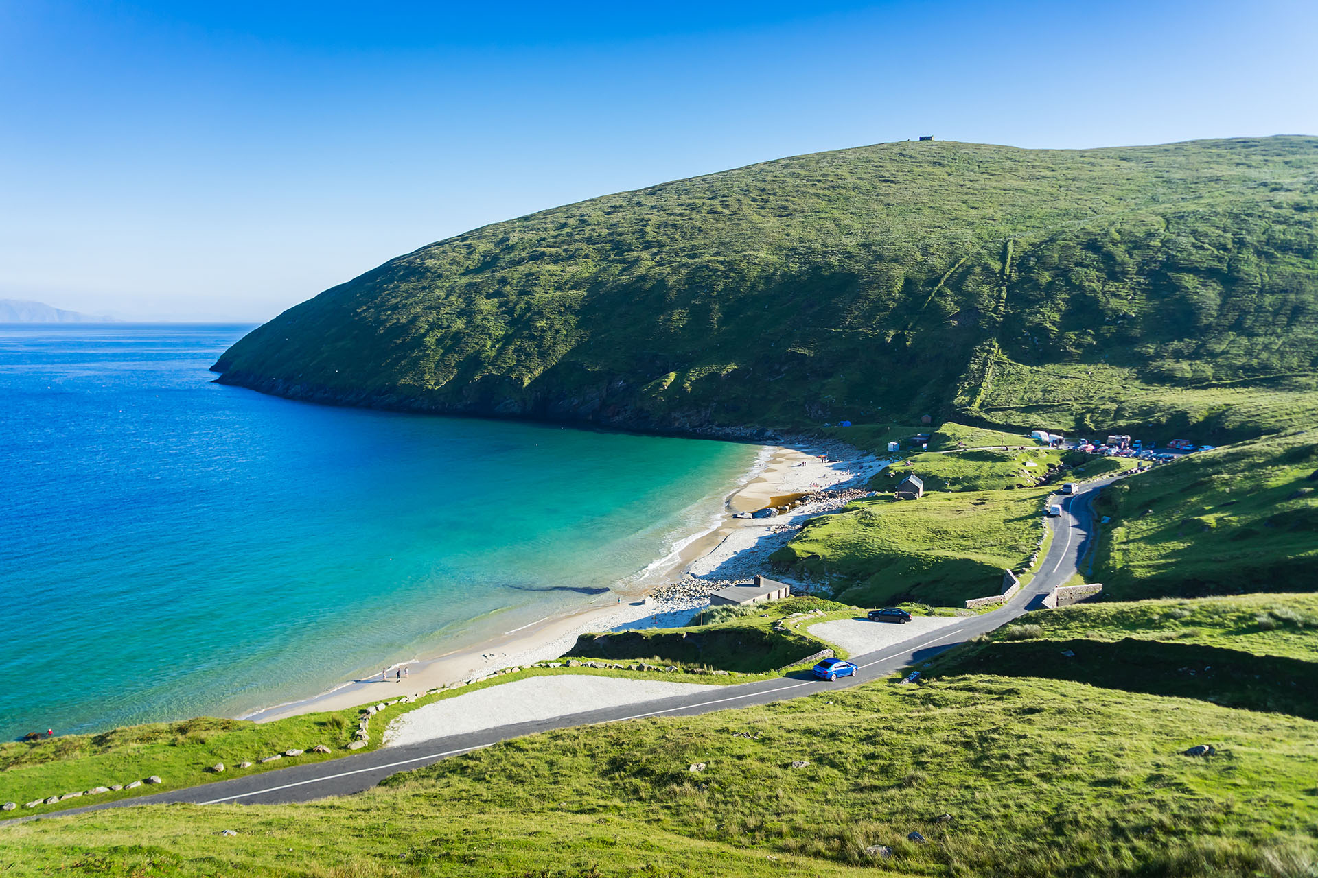 Keem Bay es una impresionante playa rural protegida y rodeada de acantilados en la isla más grande de Irlanda: la isla Achill. Su reluciente arena blanca se puede ver desde las rutas e invita a los viajeros a parar para refrescarse