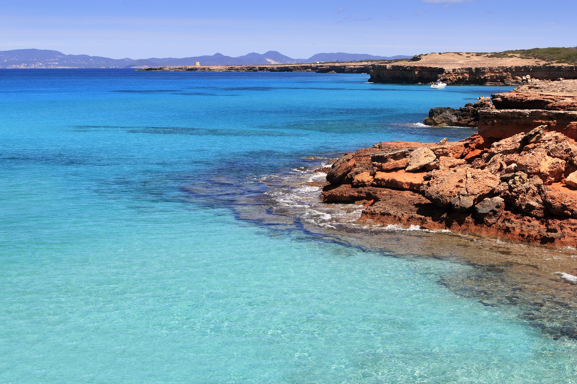 A pesar de que Ibiza puede ser más conocida, la isla vecina de Formentera tiene para ofrecer sus hermosas costas. Se puede acceder en barco y cuenta con una de las mejores playas del mundo. Formentera tiene más de 20 km de playas, desde calas rocosas hasta playas de arena blanca, y Cala Saona es la más imponente.