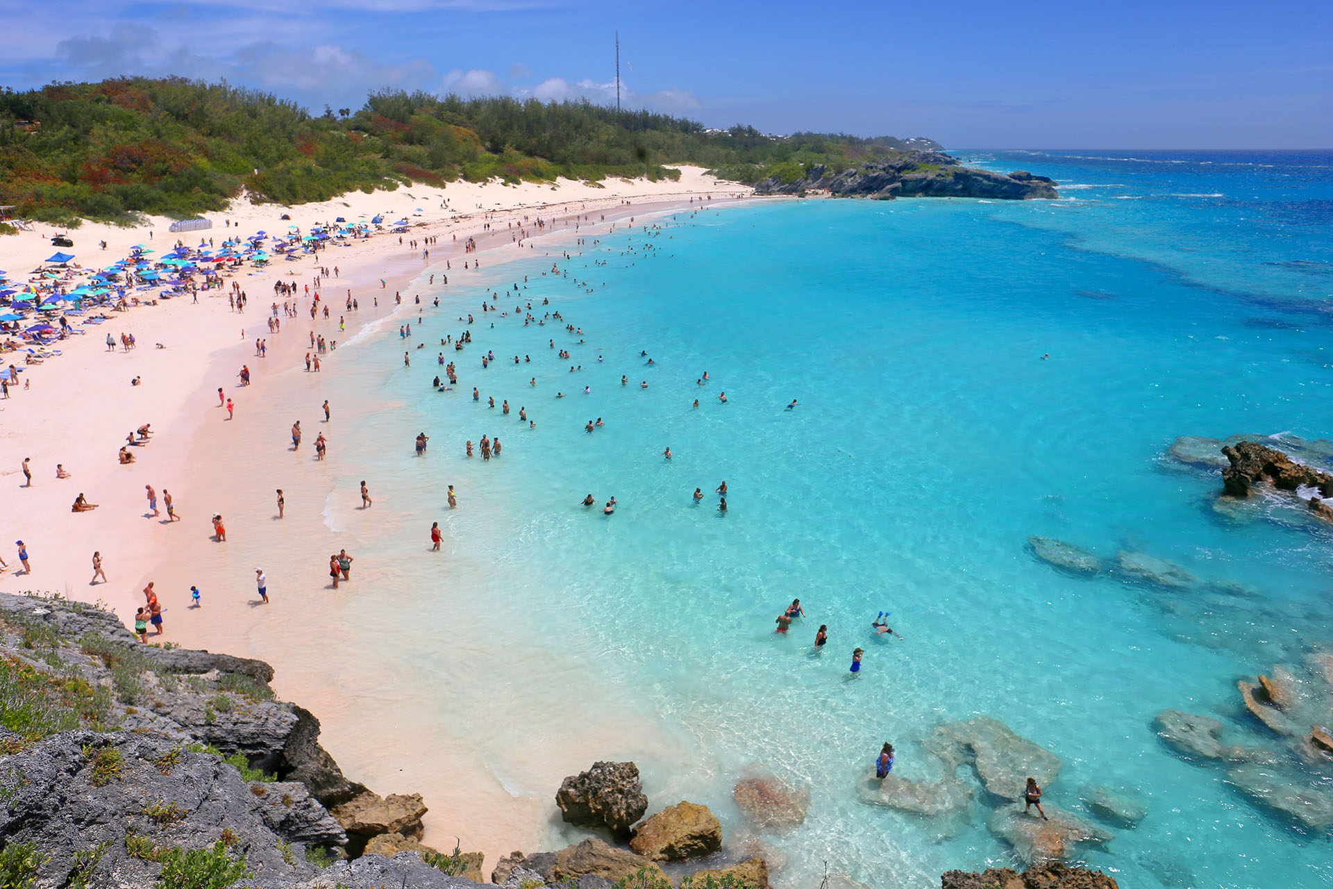 Llamada así por su forma curva, la popular playa de Horseshoe Bay muestra las aguas cristalinas y arenas rosadas de Bermuda. También hay cuevas y calas escondidas, ideales para explorar y realizar deportes acuáticos