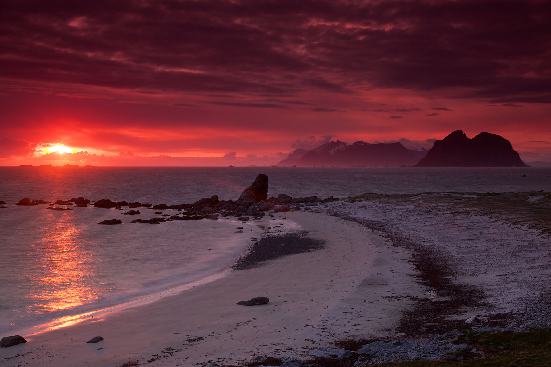 La remota playa de Vaeroy se encuentra en una isla que pertenece al archipiélago de Lofoten. Las increíbles vistas de la costa desde la cima de los acantilados son impresionantes y aclamados por los turistas que lo visitan