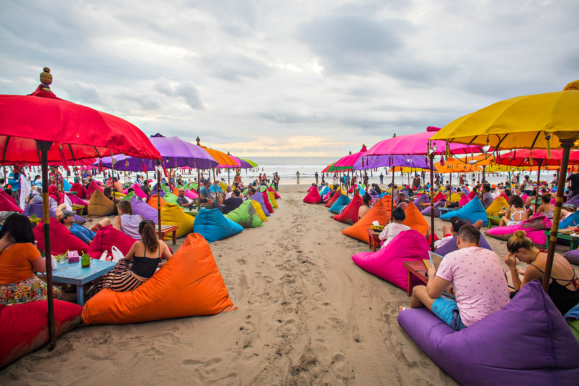 En Bali, la playa de Seminyak tiene una costa espléndida de arena oscura y hermosas puestas de sol, con un ambiente animado y muchos bares de playa caracterizados por sus sillones en la arena