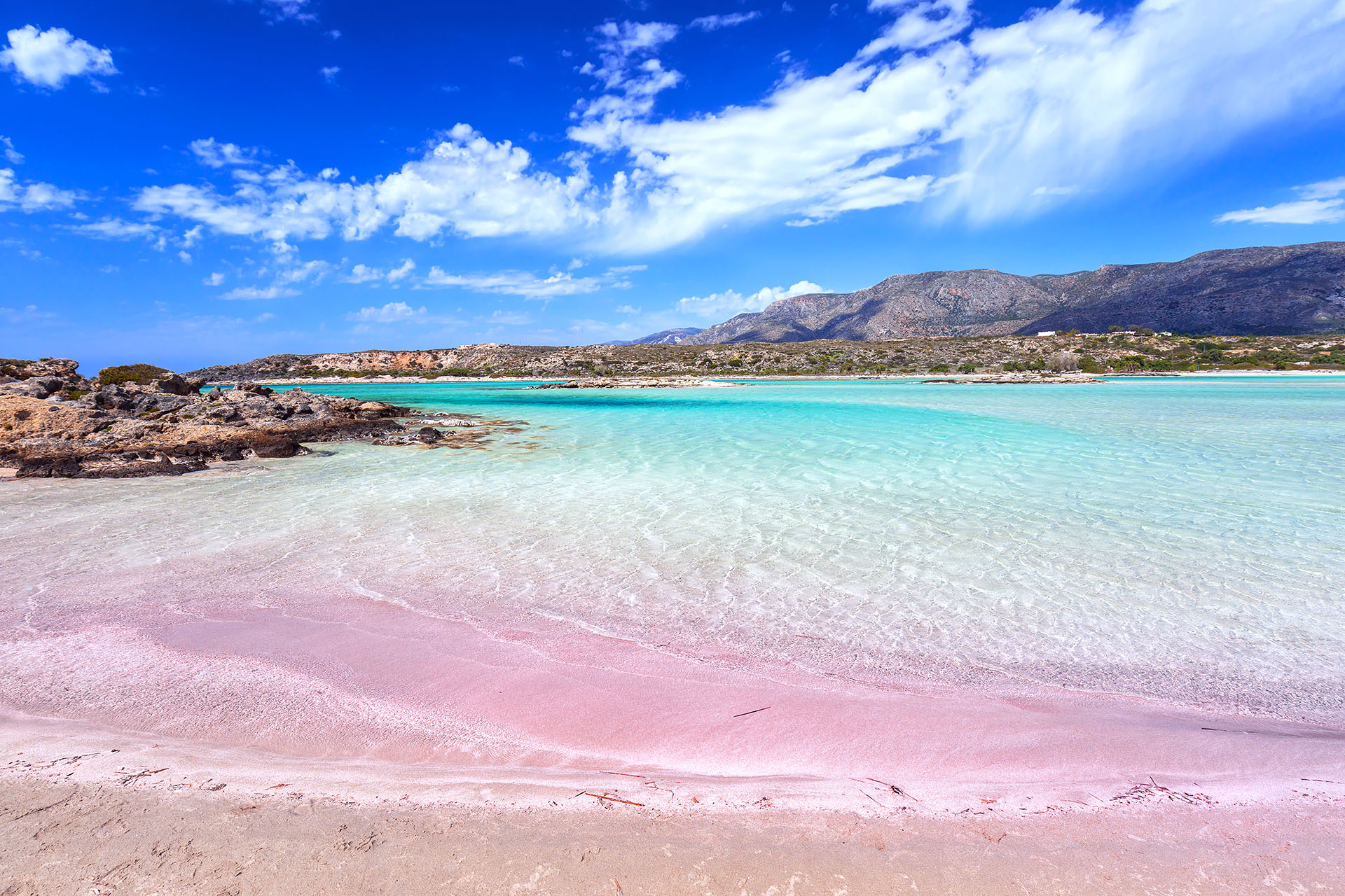 Alguna vez fue parte de un secreto local, pero hoy esta playa de arena rosa se convirtió en un destino popular que permite a los viajeros ser testigos del fenómeno de arena rosa