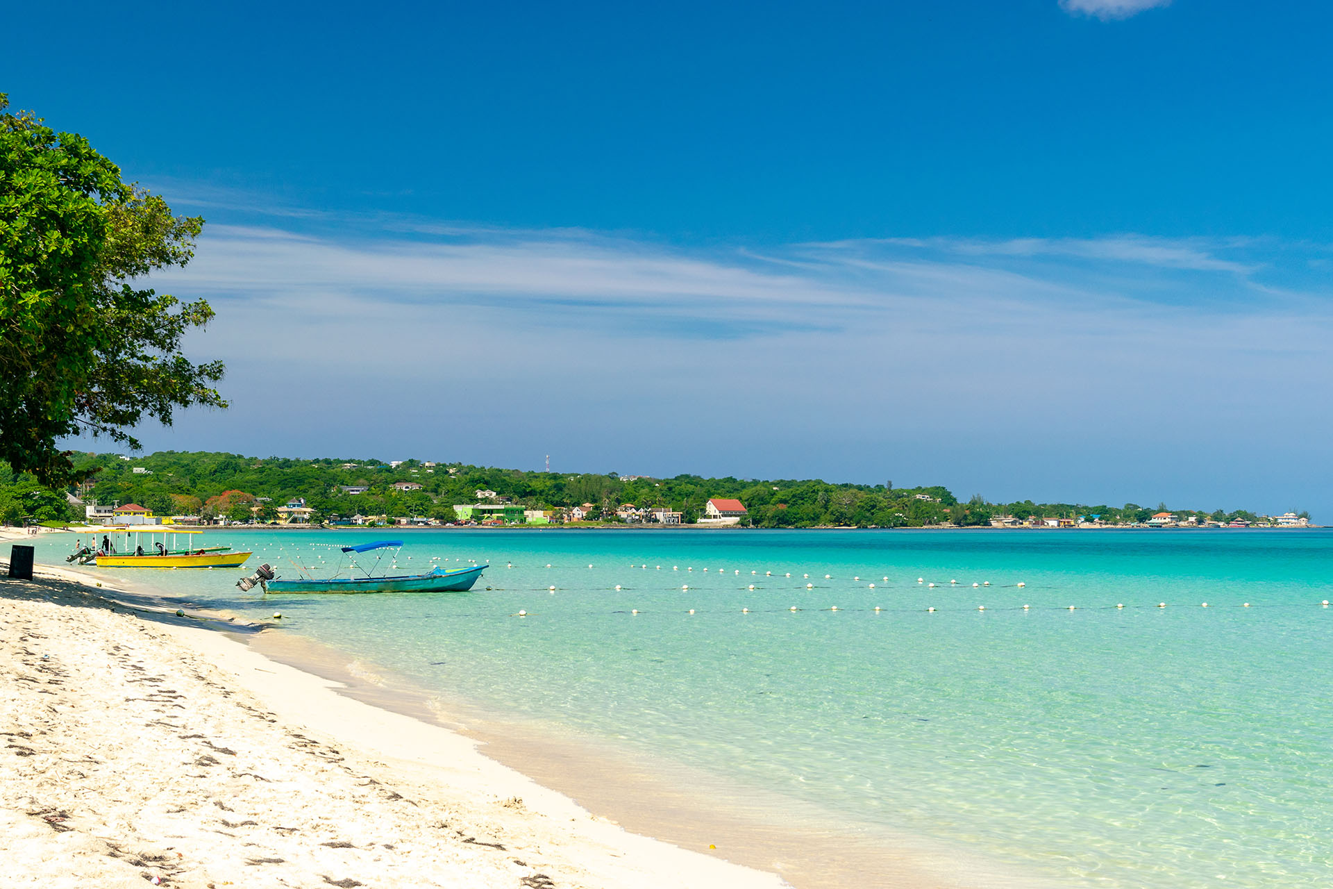 Esta idílica playa tiene palmeras, aguas cristalinas y cocos frescos característicos para disfrutar. Treasure Beach es un tramo de siete millas de arena de color coral y costas rocosas que se volvió muy popular en el último tiempo