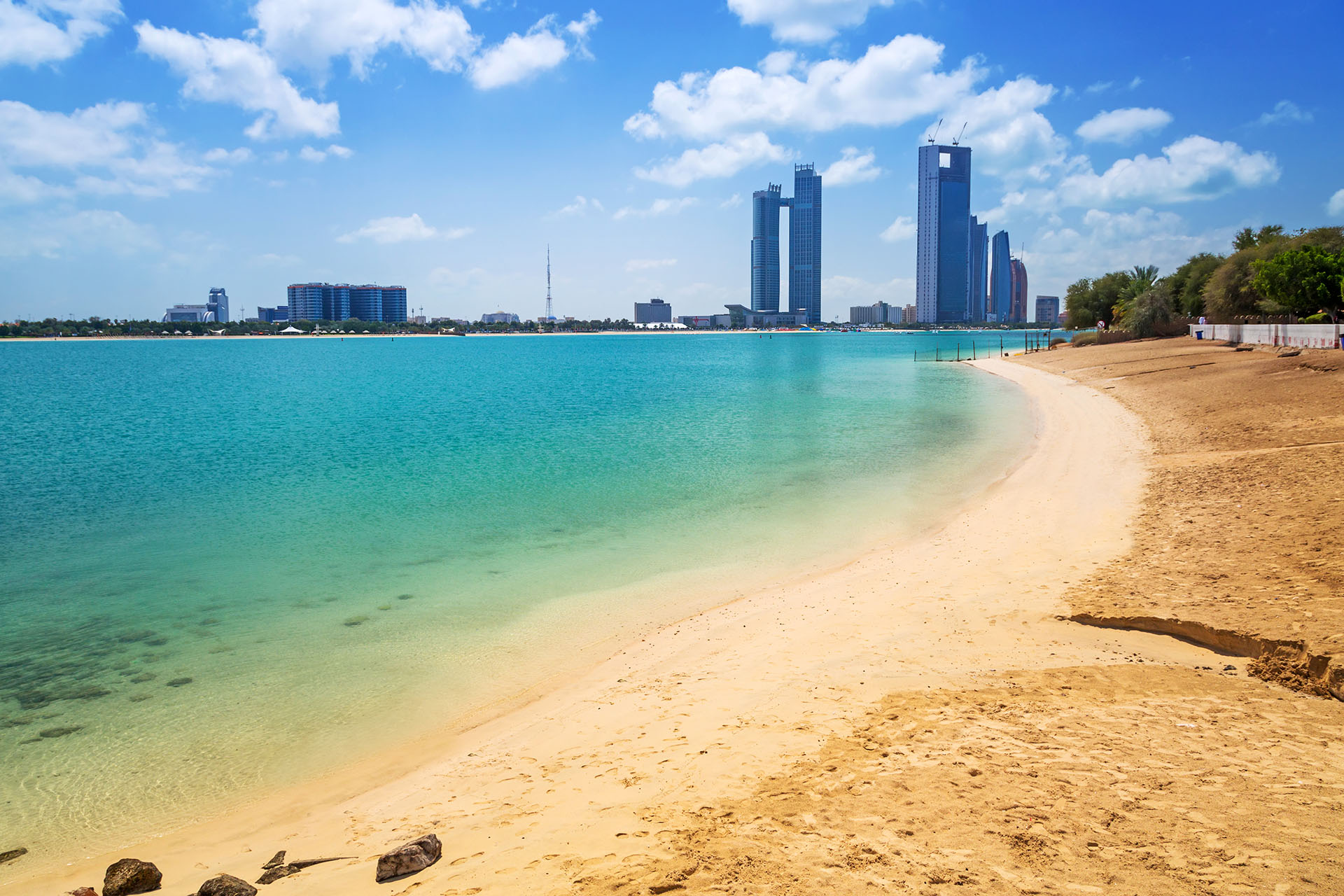 La inmaculada playa de Corniche de Abu Dabi es una fantástica playa en la ciudad, donde los paseos marítimos dan al Golfo Arábigo. Con los rascacielos de fondo, es una oportunidad para disfrutar de espaldas a la impresionante urbe