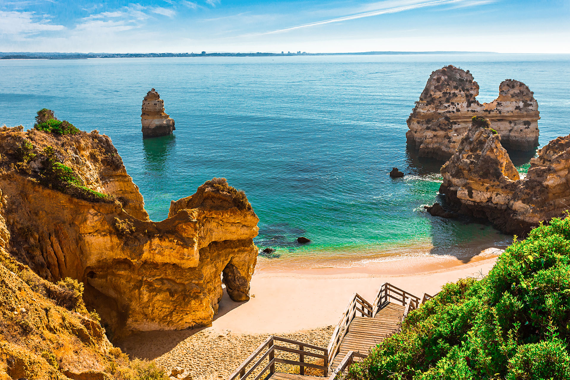 En Portugal, se encuentra uno de los lugares más impresionantes, luego de bajar los 200 escalones de madera que se extienden a lo largo de los acantilados para llegar a esta playa de arena dorada y agua turquesa