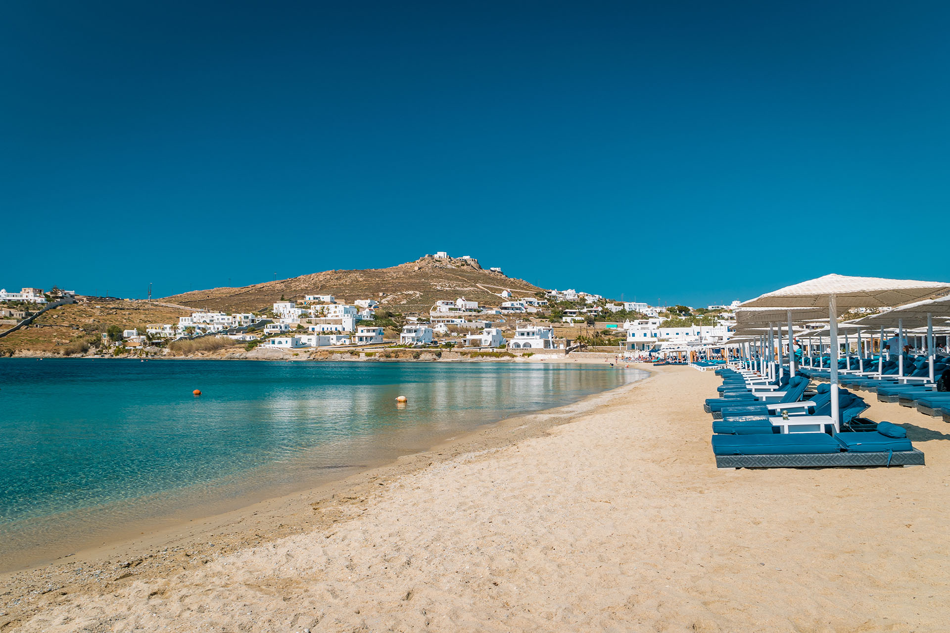 A pesar de que Mykonos tenga como principal característica la cantidad de playas, Psarou Beach se distingue de todas por la privacidad, la intimidad y el pequeño puerto donde se suelen alojar los increíbles yates que buscan escapar a lo convencional