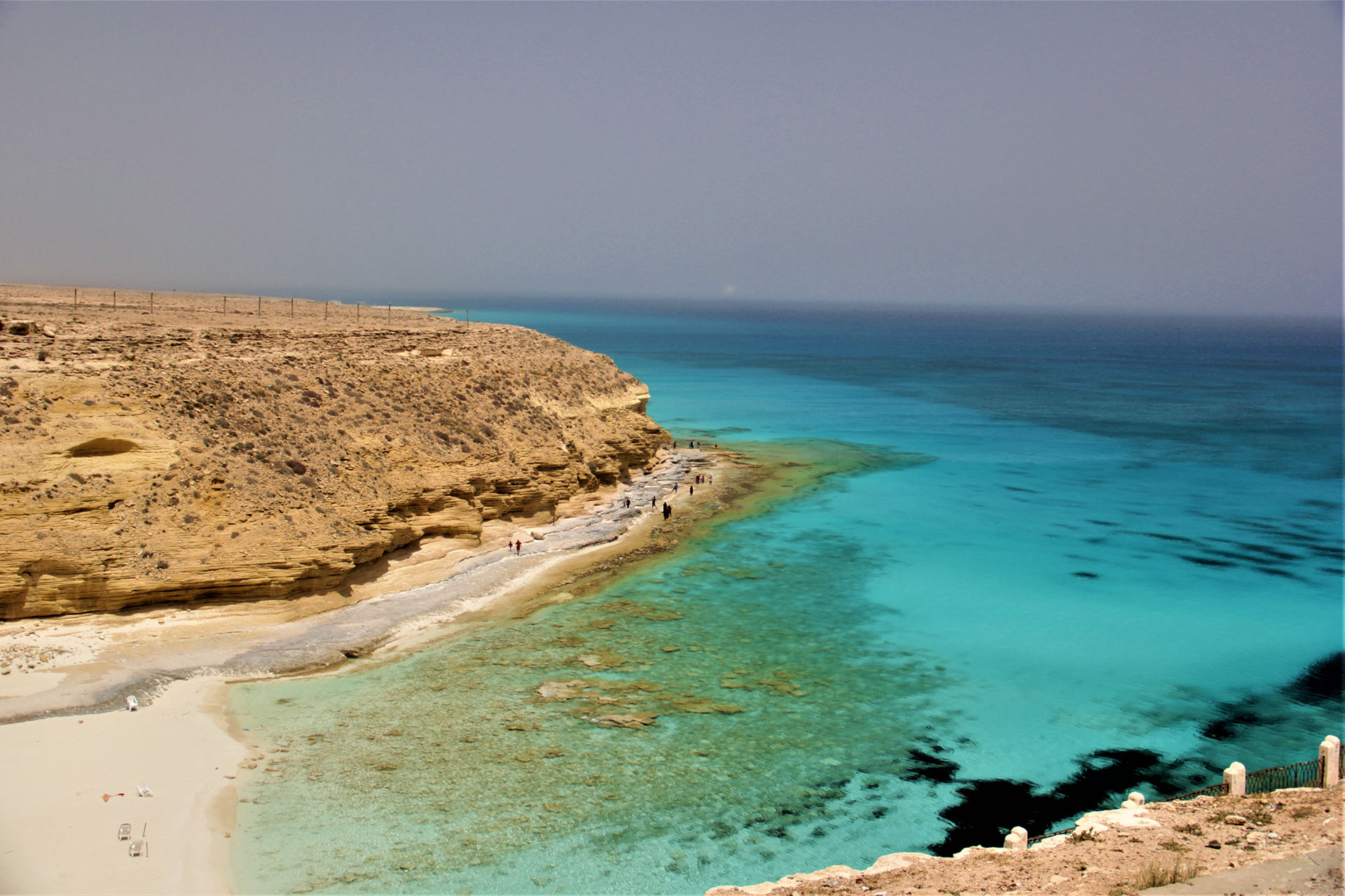 Agiba Beach es una de las playas vírgenes más imponentes del mundo. Con sus casi 40 metros de largo, la arena y el agua transparente, sus playas están escondidas entre los acantilados, lo que permite que los turistas obtengan una de las mejores vistas del Mediterráneo