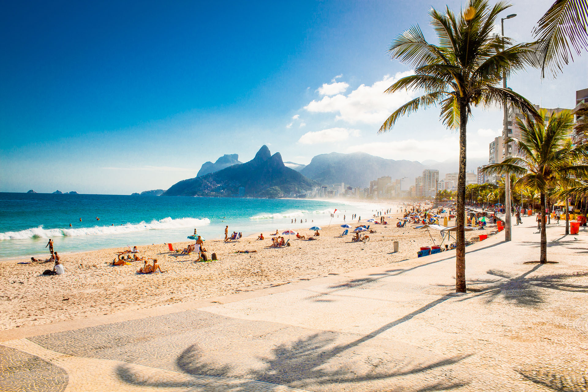 En Río de Janeiro se encuentran las playas de Ipanema, una zona artística y creativa de la ciudad, bordeada por Arpoador Beach en un extremo, y Leblon Beach en el otro, y es uno de los lugares más visitados por los turistas