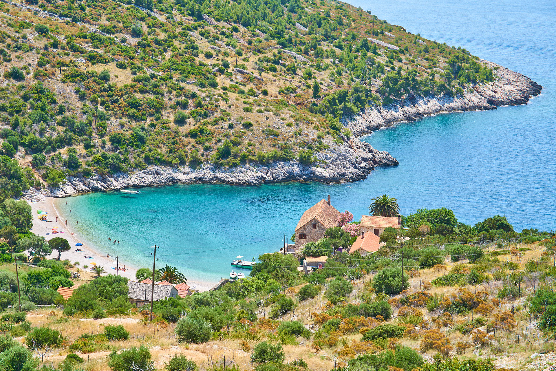 Hvar tiene incontables playas perfectas. Sin embargo, Jagodna se destaca por entre las otras. Se encuentra entre Sveta Nedjelja e Ivan Dolac, y cuenta con aguas cristalinas y espesos bosques de pinos, además de muy pocas casas a su alrededor