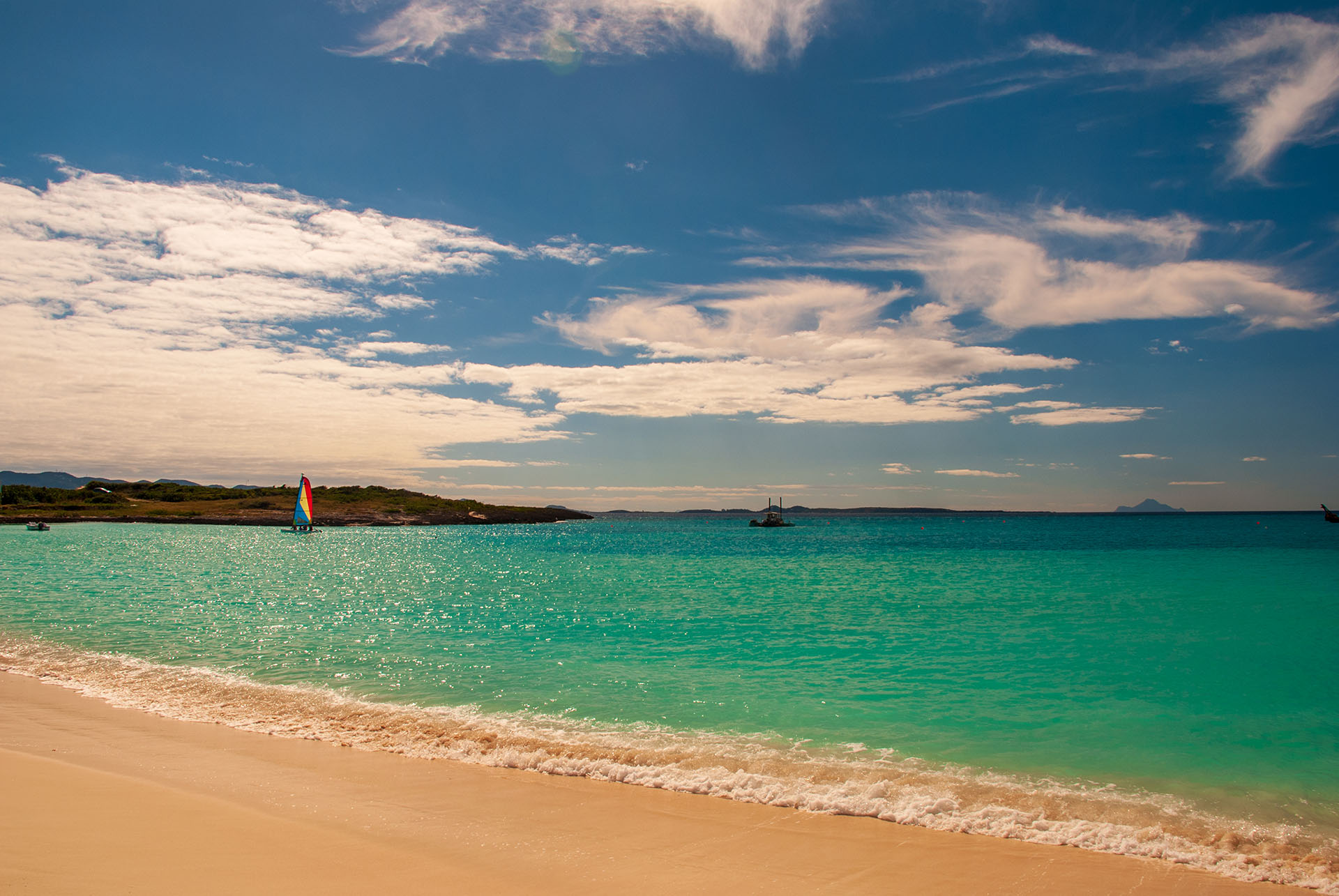 Maundays Bay puede no ser tan grande pero lo compensa con sus costas de arena blanca y aguas cristalinas y azules. A pesar de ser un verdadero paraíso, los que más disfrutan de este lugar son los habitantes, ya que no suelen recibir muchas visitas