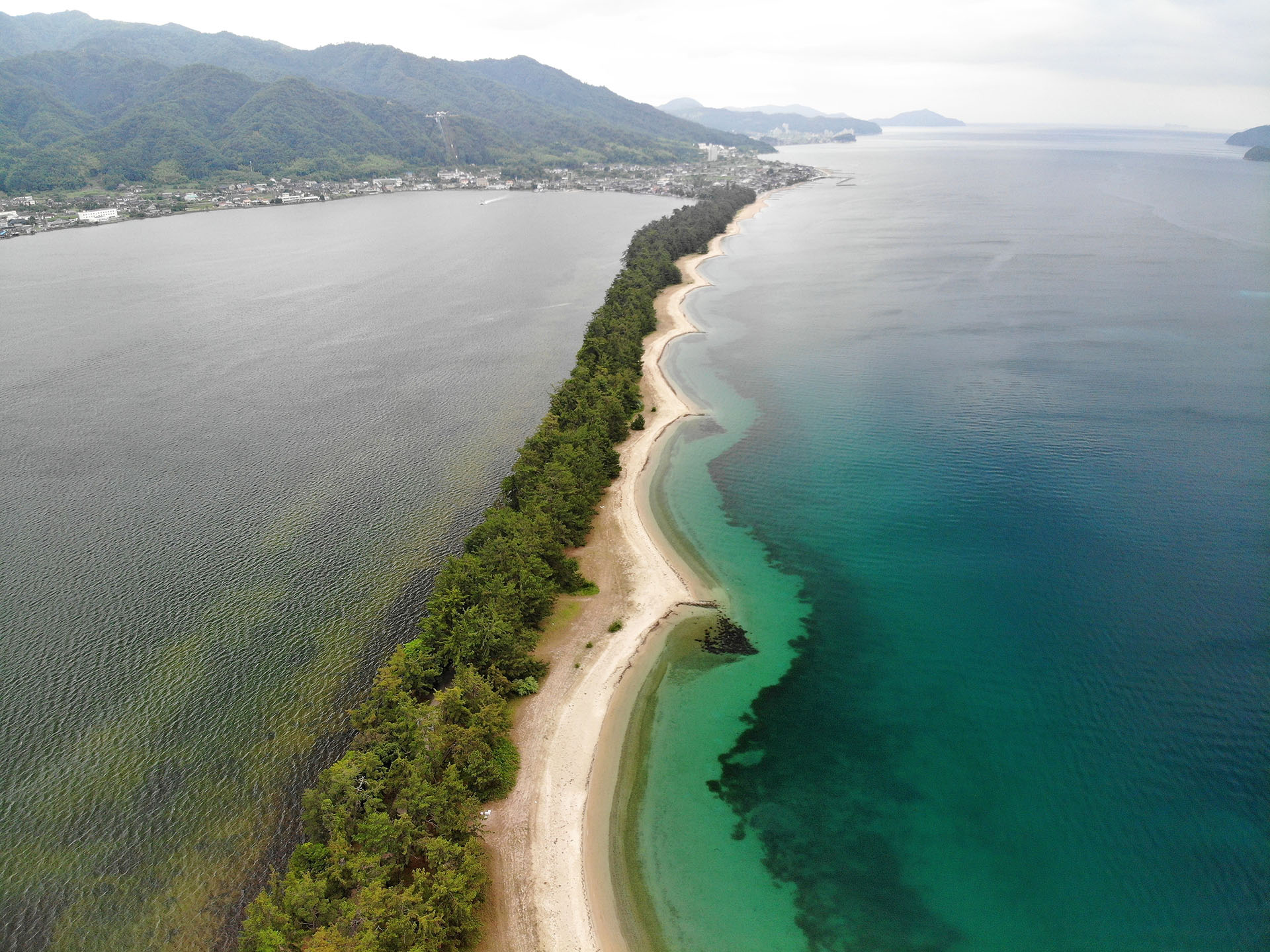 Este hermoso banco de arena rodeado de pinos es una pequeña joya en el norte de Kioto que se extiende a lo largo de casi 4 kilómetros