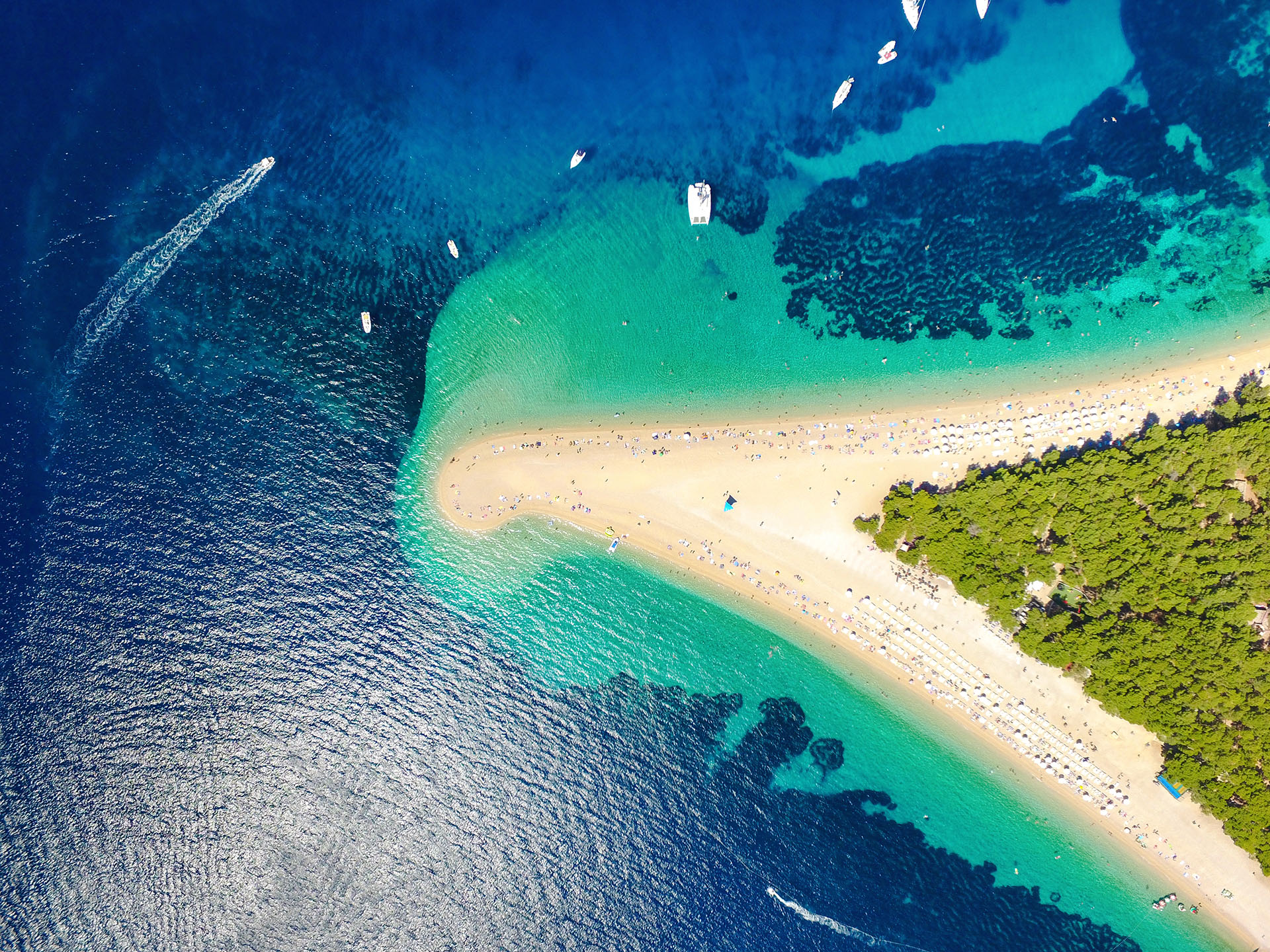 El Cuerno de Oro es la más espectacular de todas las playas de Croacia. No es solo su forma sino que además la playa está rodeada por un mar cristalino, que pasa del azul turquesa al azul oscuro en solo 10-20 metros de profundidad