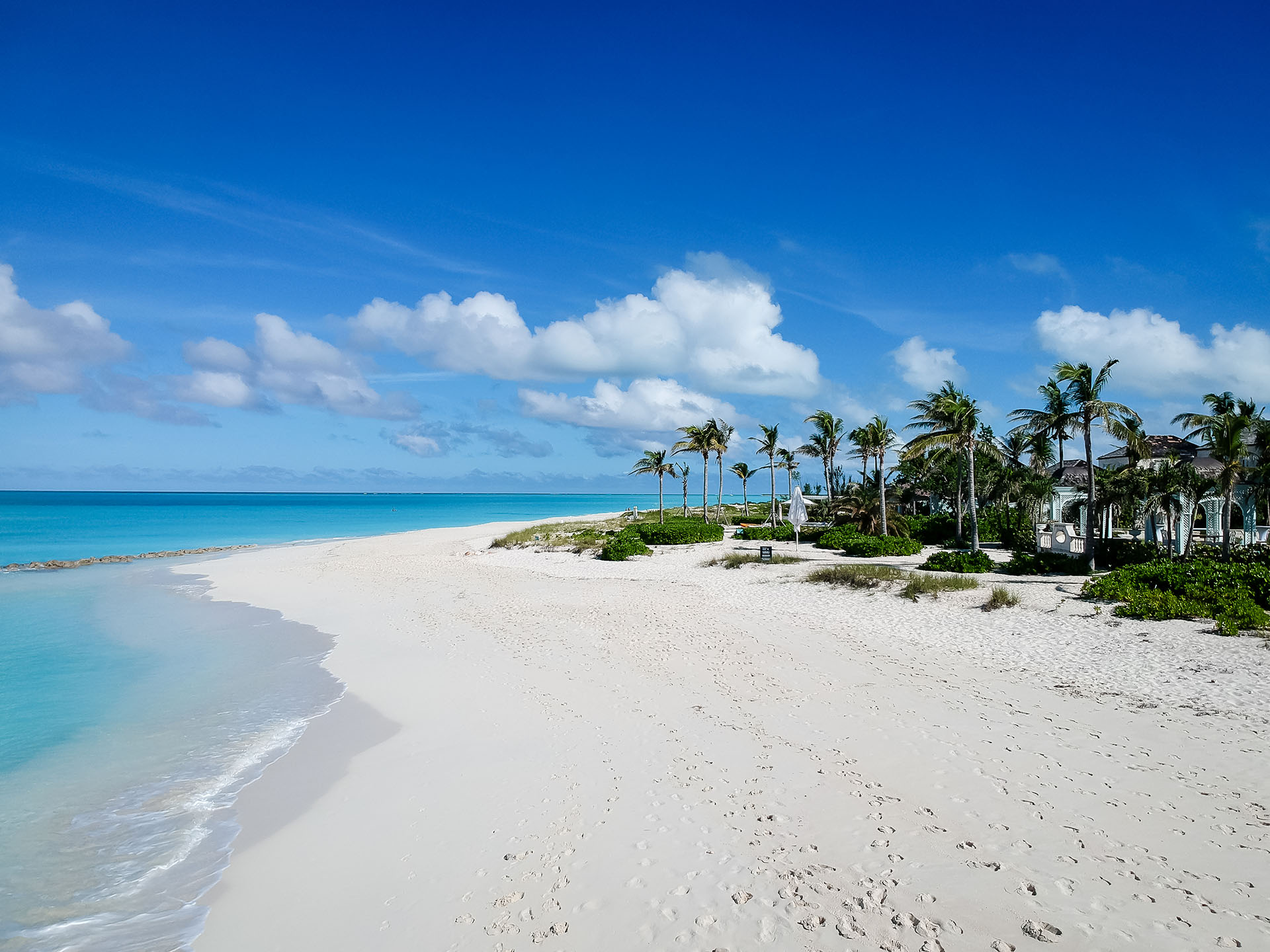 Esta playa virgen es la joya brillante de las Islas Turcas y Caicos. Toda la playa tiene poco más de 3 km de largo, sin contaminación, solo arena blanca y agua turquesa