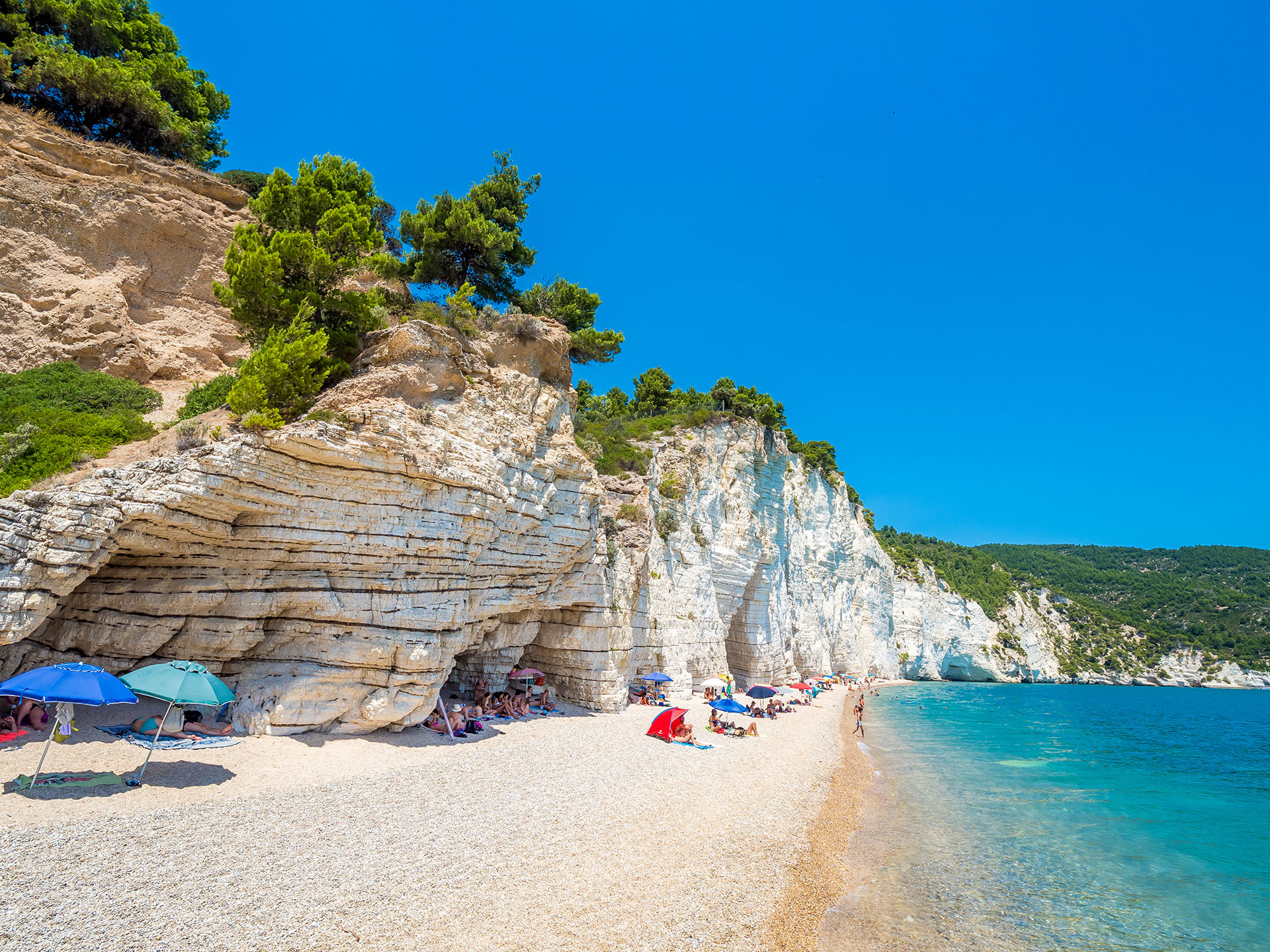 Con acantilados blancos que sobresalen del mar y el agua azul increíblemente clara, no es de extrañar que esta playa sea destacada en un ranking. El agua de la costa varía en tonos de azul a turquesa y esmeralda y el ambiente que lo rodea es único