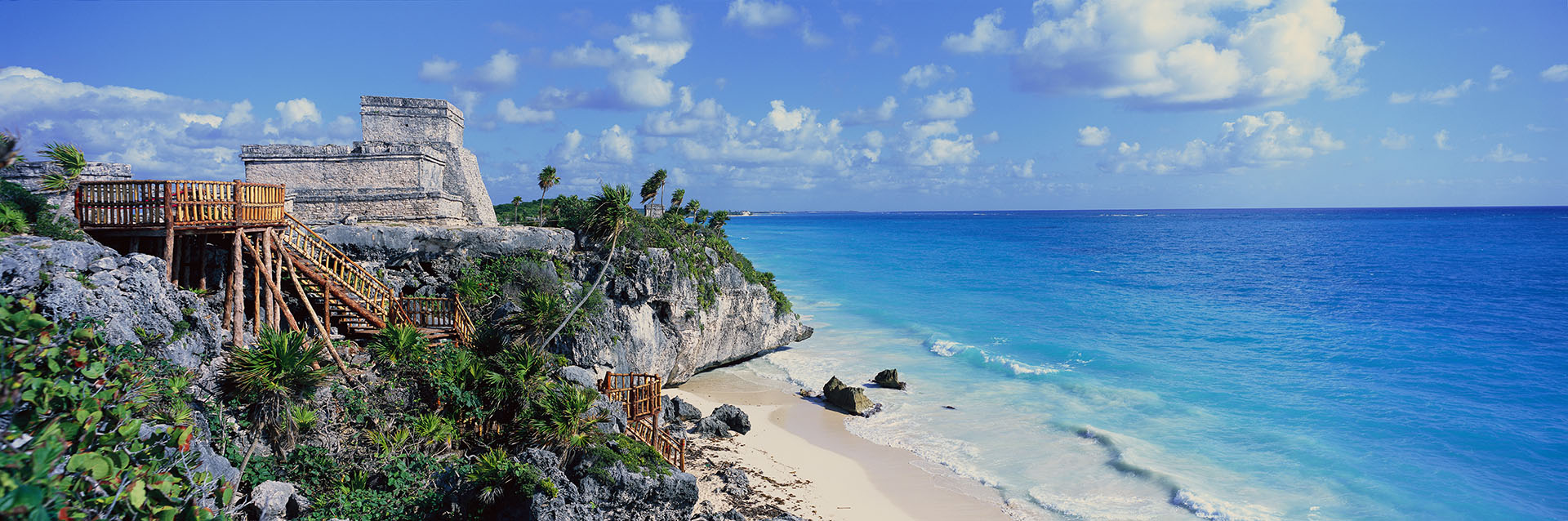 Esta playa única en la costa caribeña de la península de Yucatán es un paraíso. Es considerada una de las mejores playas de la Riviera Maya, con reluciente arena blanca y espectaculares acantilados con las ruinas de fondo