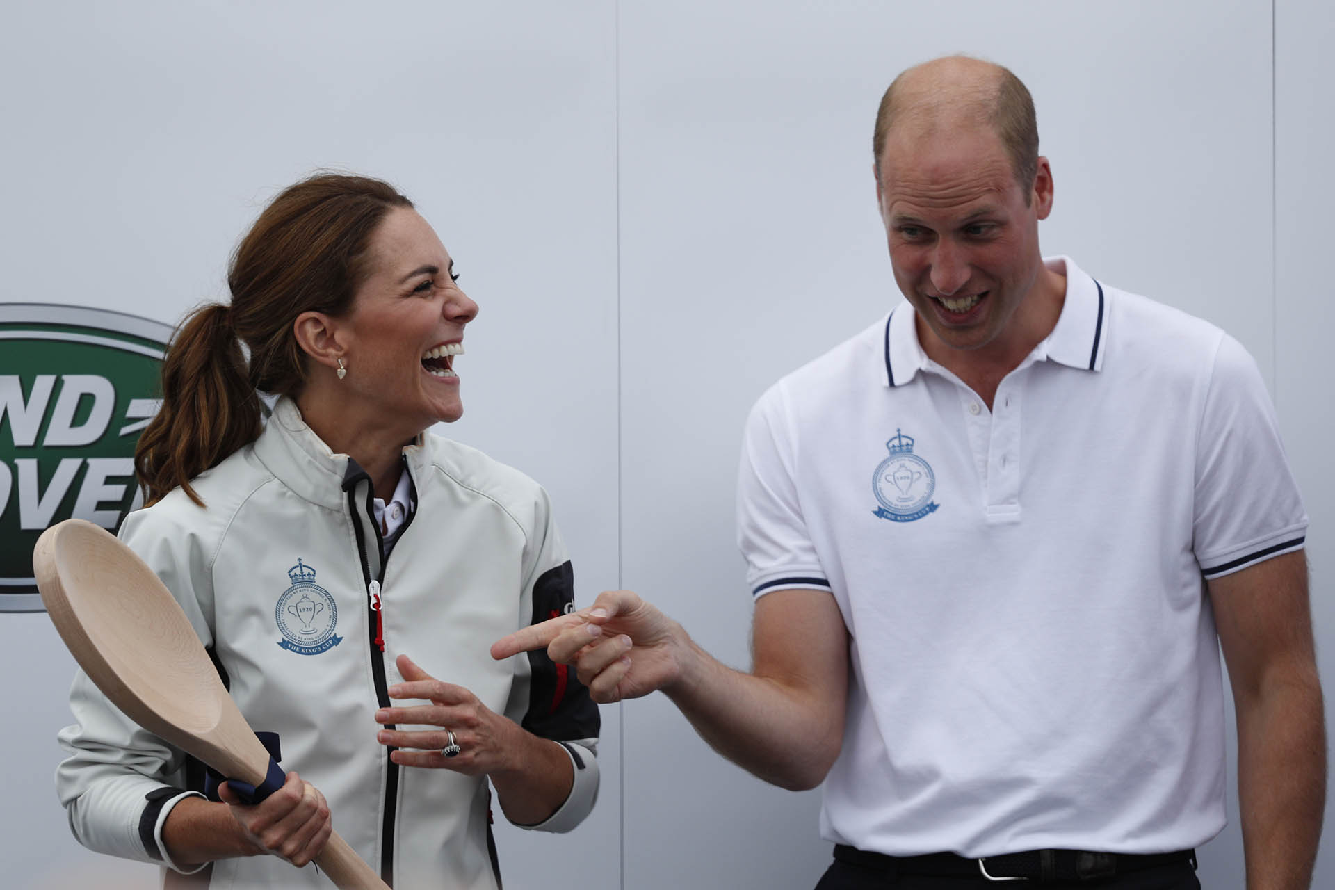 El equipo de Kate terminó último y recibió una cuchara de madera, el príncipe reaccionó frente al premio