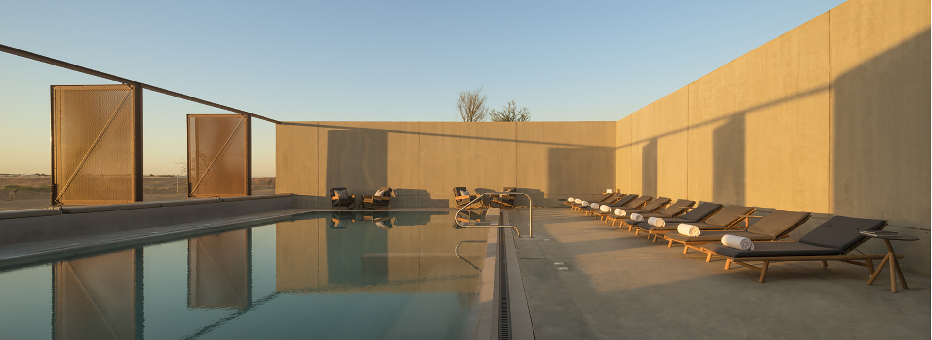 El refugio que se afinca en medio del desierto cuenta con una piscina común al aire libre (Fernando Guerra)