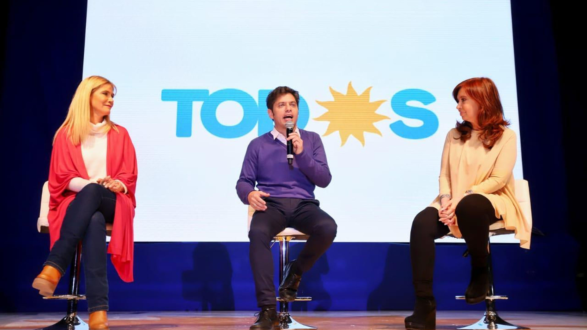 Kicillof durante el cierre de campaña en Merlo junto a Cristina Kirchner y Verónica Magario (Télam)