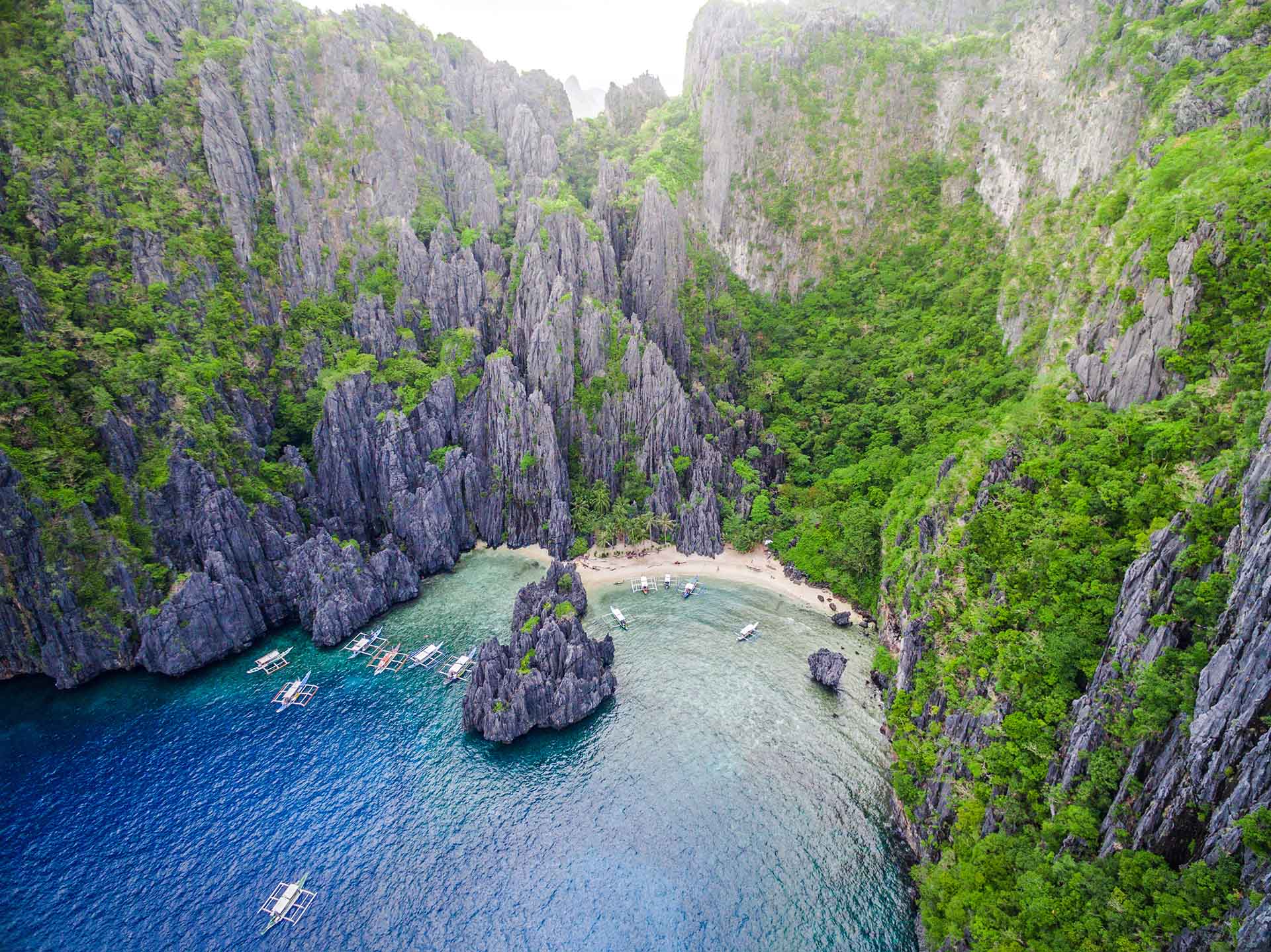 Nada define a Palawan más que el agua que lo rodea. Su capital es Puerto Princesa. En términos de superficie, es la provincia de mayor tamaño de todo el país. Las islas se encuentran rodeadas por el mar de la China Meridional al noroeste, y por el mar de Sulu al sureste