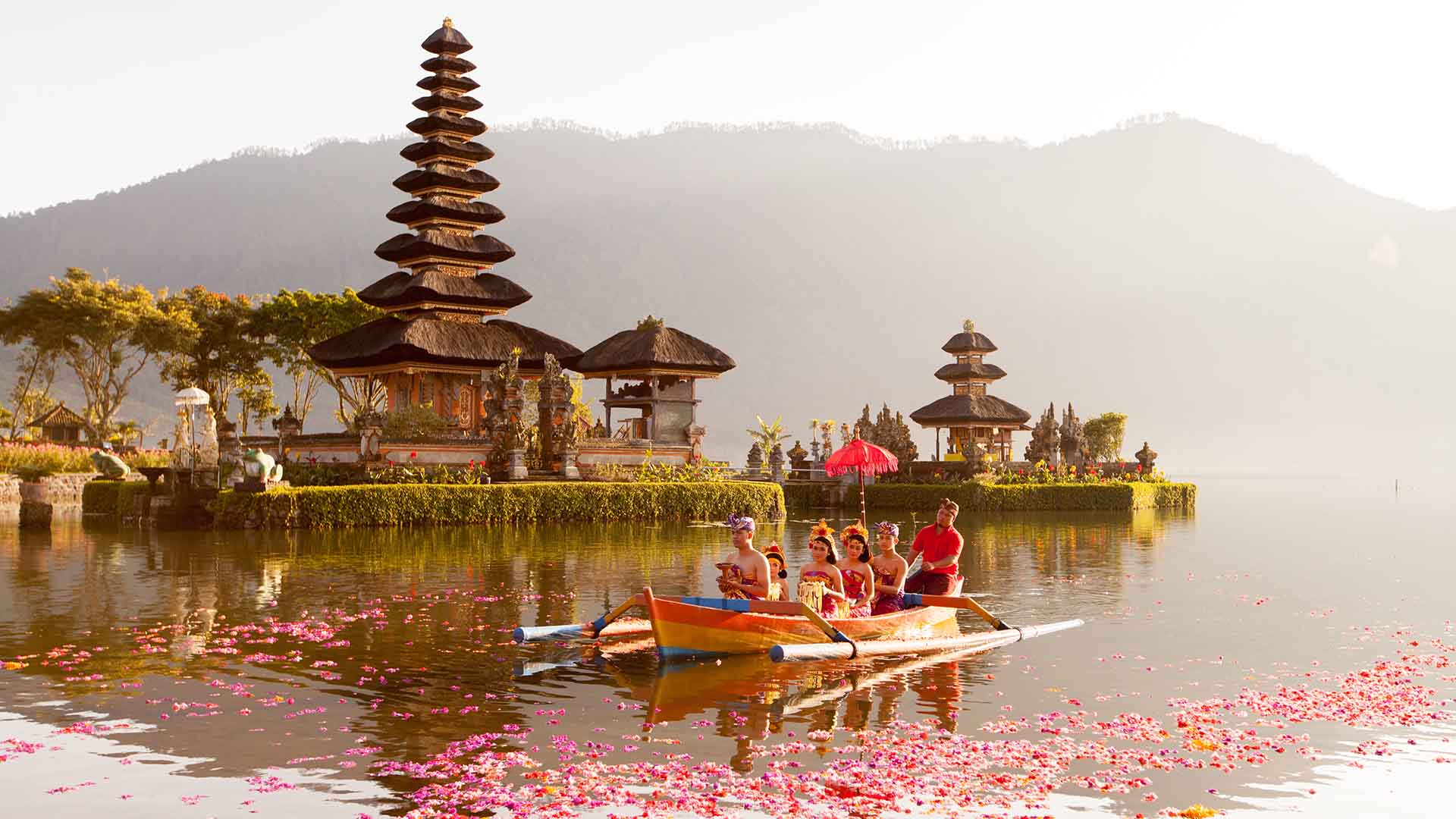 El centro de Bali está dominado por los volcanes de las montañas centrales y los templos de las laderas como Pura Luhur Batukau (uno de los 10,000 templos de la isla)