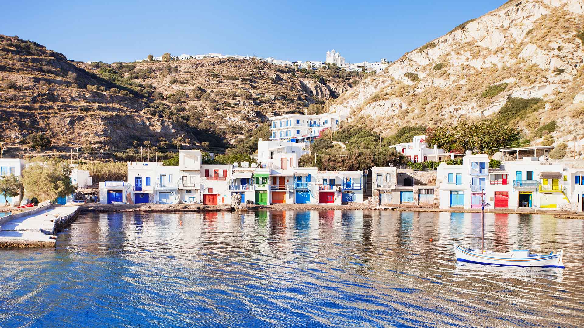 Milos y sus islotes en alta mar cuentan con más de 70 espléndidas playas adornadas con arenas y piedras de diferentes colores