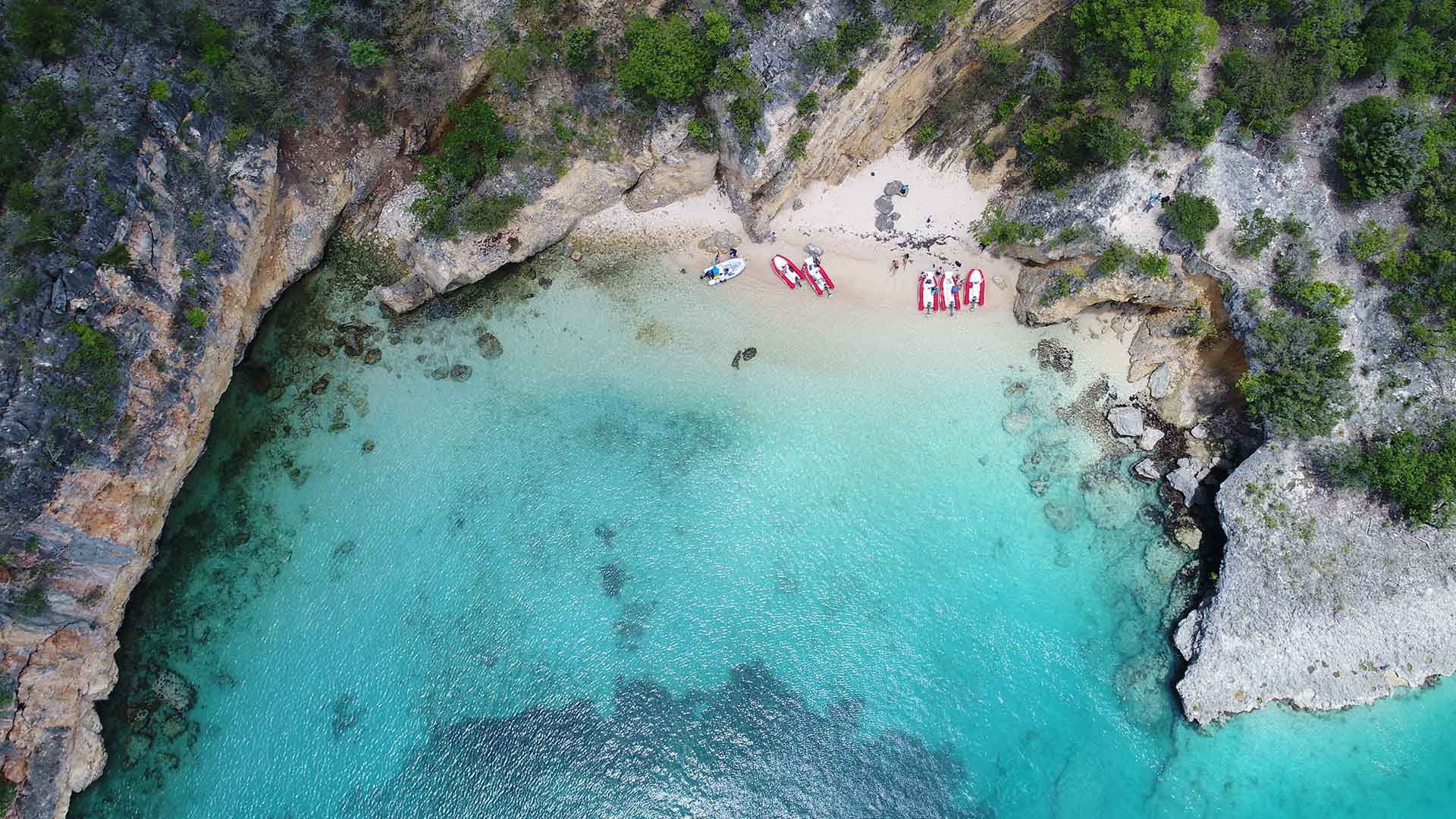 Sus kilómetros de arena blanca y fina, sus aguas prístinas y la tranquila y acogedora actitud de su gente, convierten a las playas de Anguila en unas de las mejores del mundo
