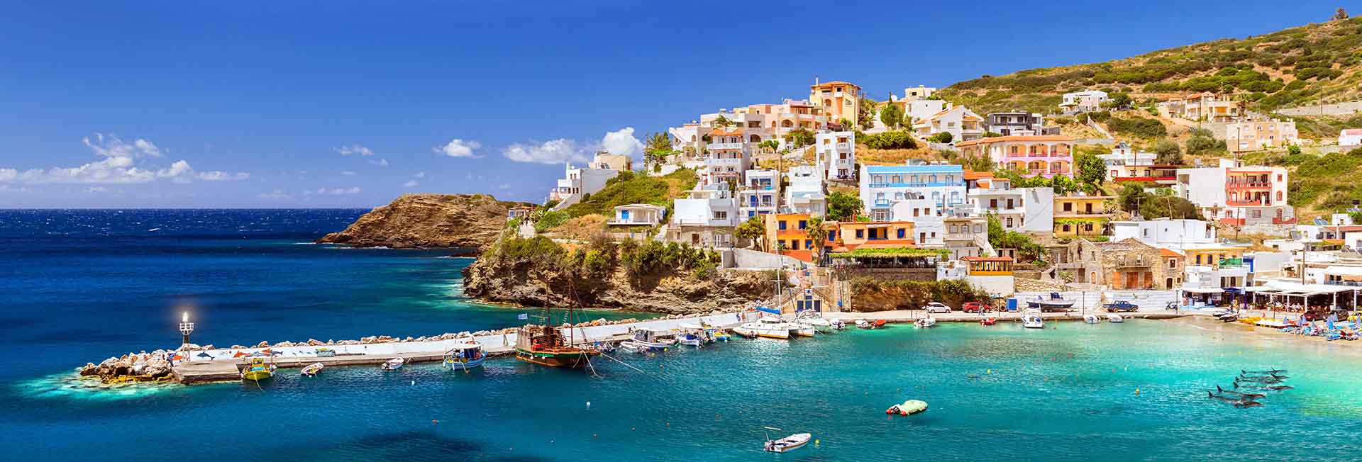 Hay algo innegablemente artístico en la forma en que se desarrolla el paisaje cretense, desde las playas bañadas por el sol en el norte hasta los escarpados cañones que se extienden en la costa sur