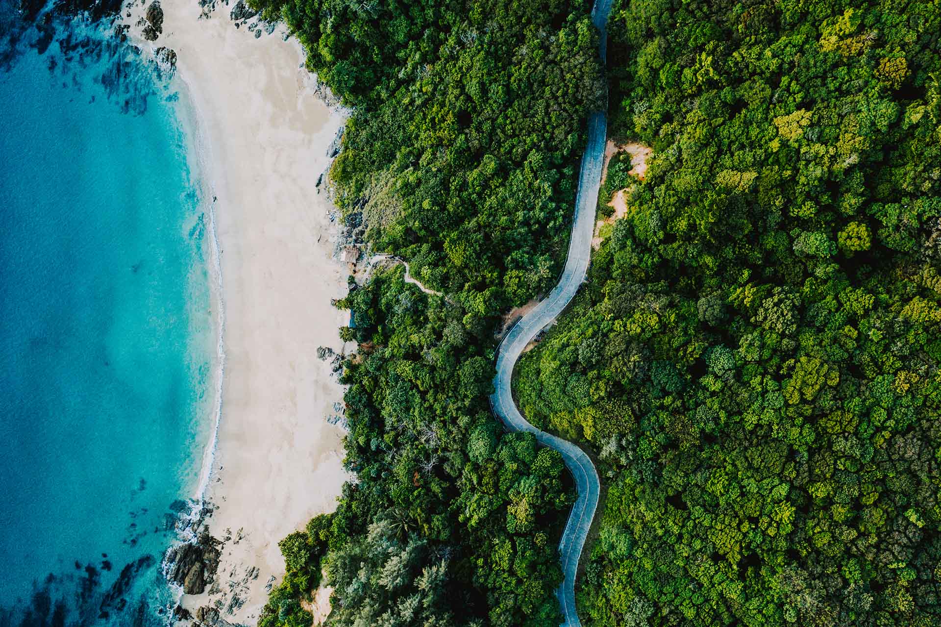 Koh Lanta es una de las islas más bellas de Tailandia, ubicada frente a la costa de Krabi. Su larga costa tiene casi una docena de playas, algunas consideradas las mejores del país, cada una con su propio encanto