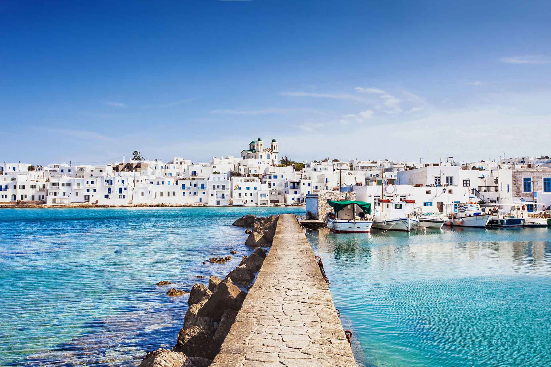 Paros es una isla griega en el mar Egeo conocida por sus playas y pueblos tradicionales que combina elementos modernos con elementos tradicionales de la manera más singular. Paros es una mezcla de arquitectura tradicional, vida nocturna, playas mágicas, pueblos rurales y monumentos históricos