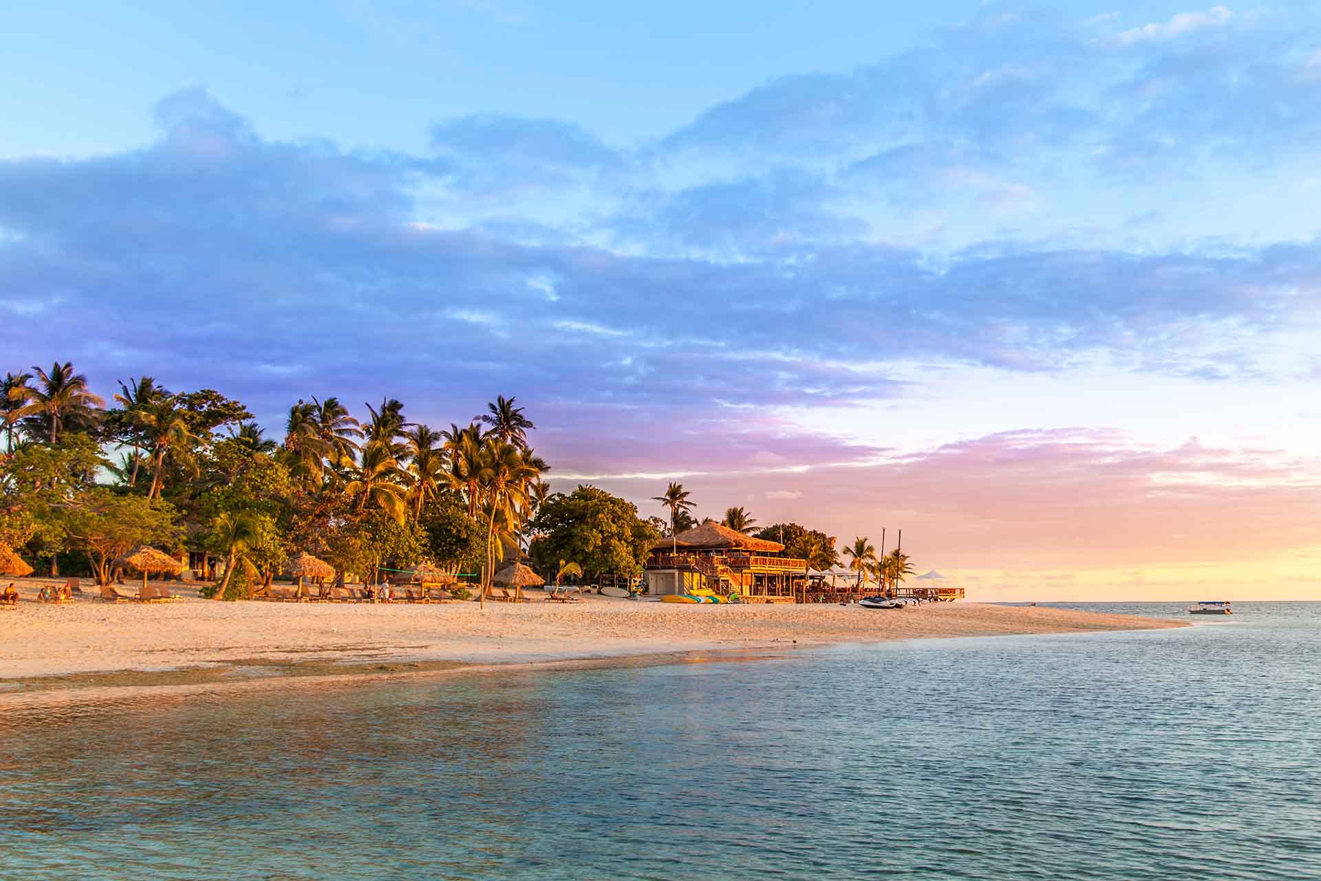 Fiji ha sido bendecida con aguas turquesas, playas de arena blanca, ríos selváticos y una cultura auténtica de película. Ya sea que el viajero esté buscando un resort de lujo, una escapada familiar o una aventura para mochileros, estas islas lo tienen todo