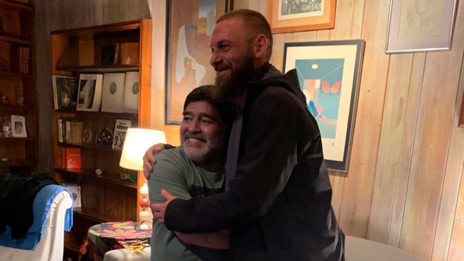 El crack italiano se dio el gusto de compartir un encuentro con Diego Maradona (@NicolasSinger)