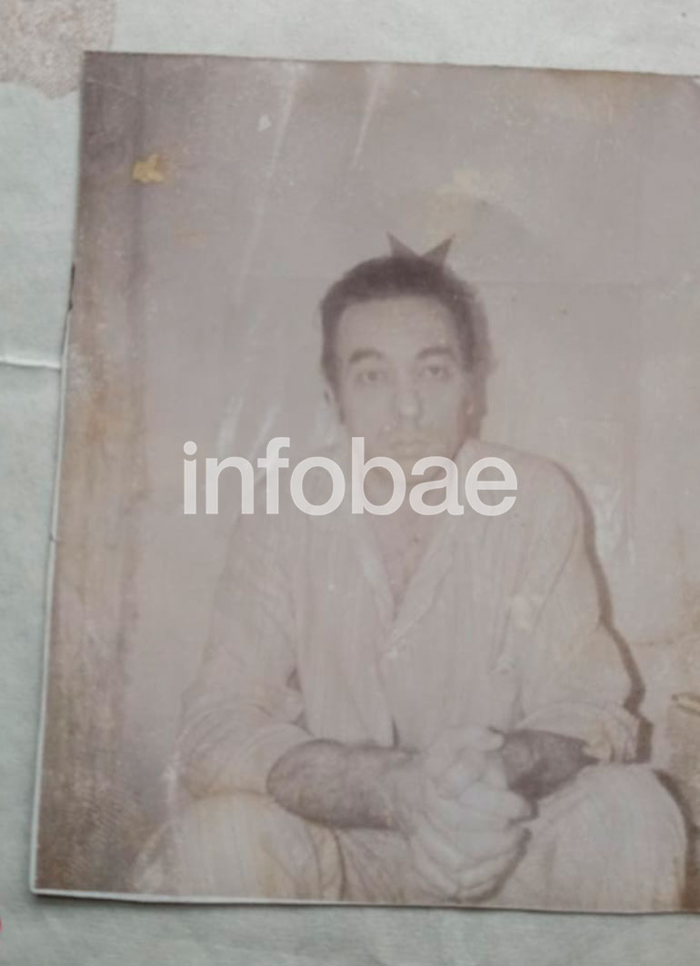 Una foto del mayor (coronel post mortem) Argentino del Valle Larrabure enviado por sus captores en una de las cartas que el militar le escribió a su familia desde el cautiverio