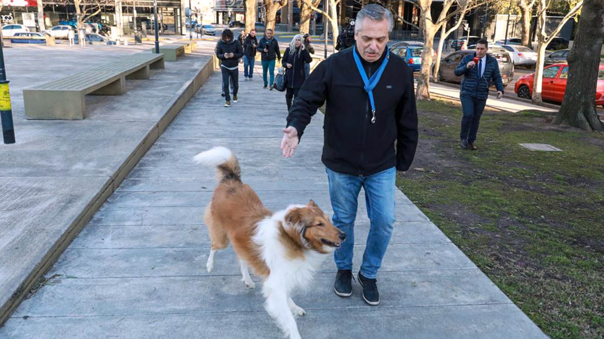 El paseo matutino antes del voto en la UCA de Dylan donde también jugaron con la pelota de tenis