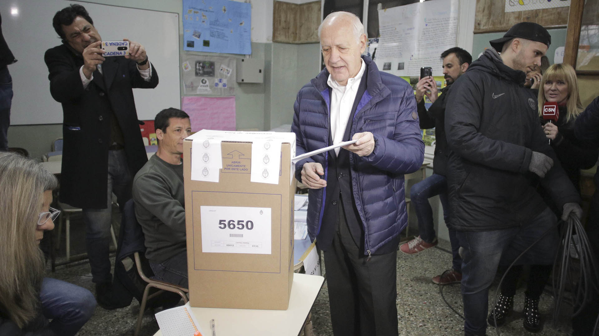 Roberto Lavagna fue uno de los primeros candidatos en votar