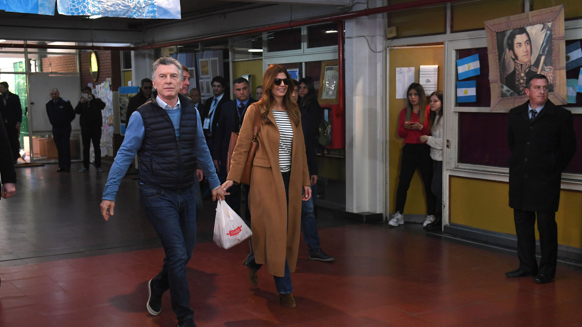 Mauricio Macri y Juliana Awada. El Jefe de Estado llevó mediaslunas para las autoridades de mesa