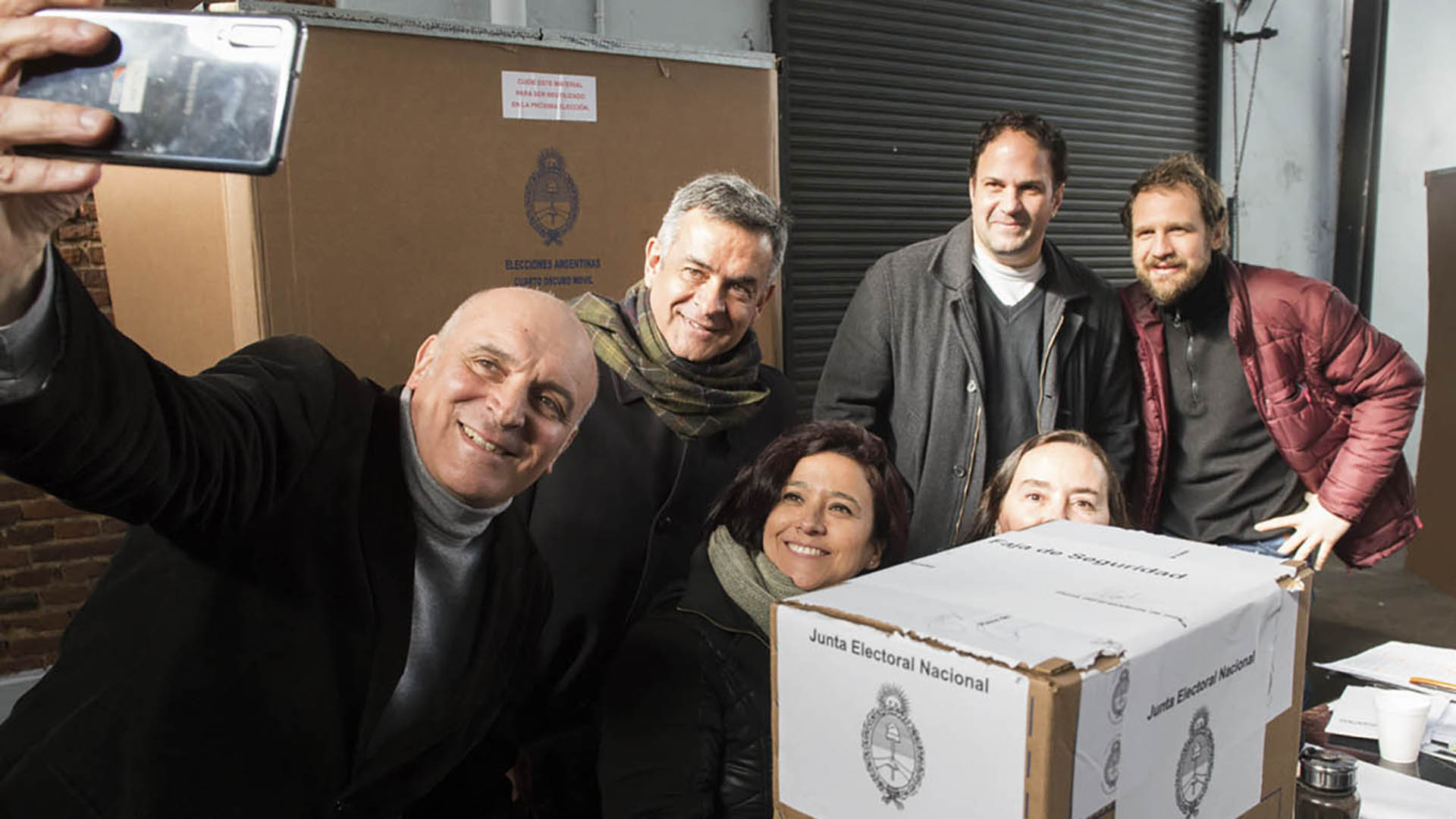 Selfie electoral. José Luis Espert junto a su equipo y las autoridades de mesa
