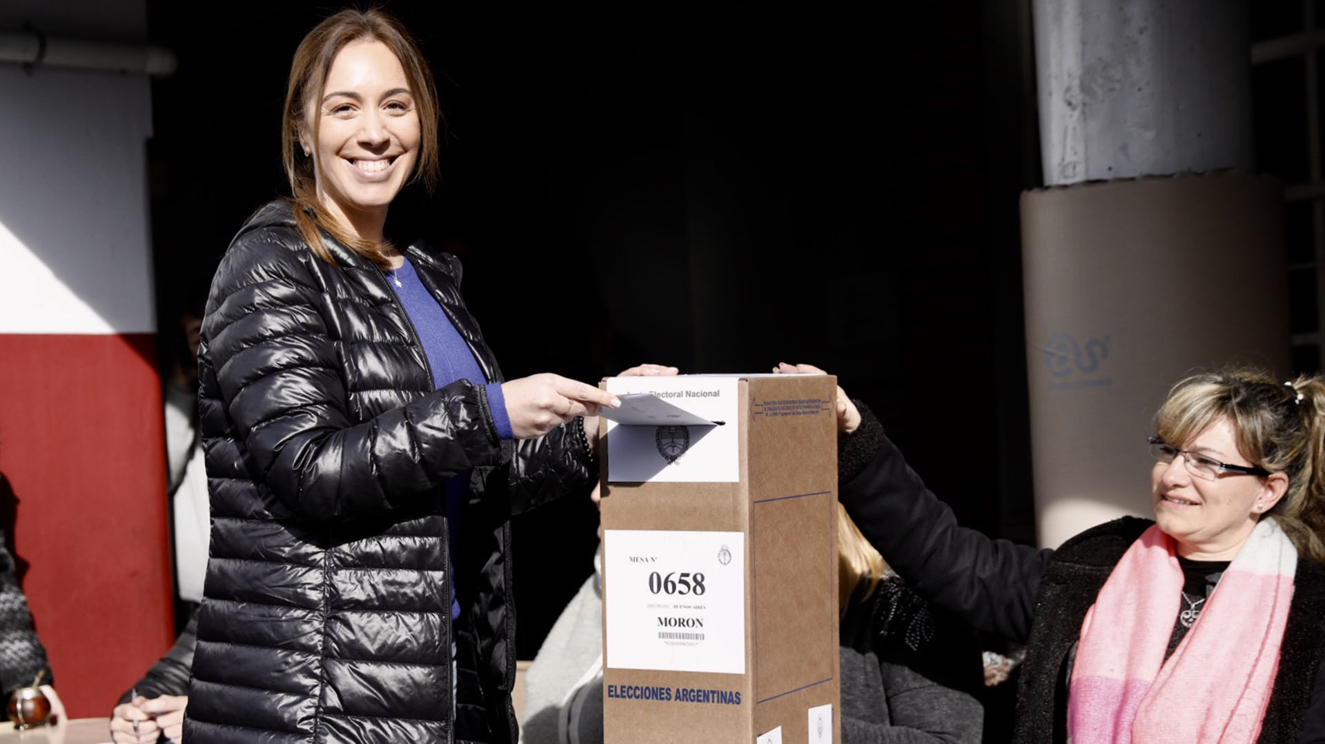 María Eugenia Vidal vota y sonríe para los fotógrafos (Fotos: Chule Valerga)