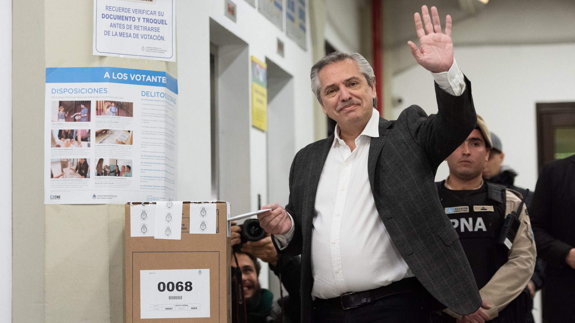 Alberto Fernández votó en la Universidad Católica. Volvió a criticar el escrutinio provisorio