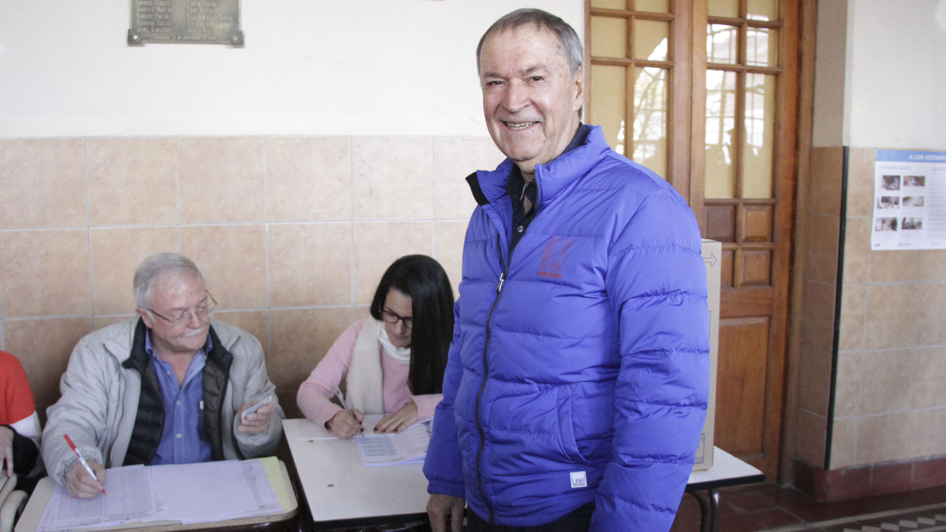 El gobernador de Cérdoba, Juan Schiaretti, cambió de cábala. Dejó de lado la tradicional campera roja y eligió una azul para ir a votar