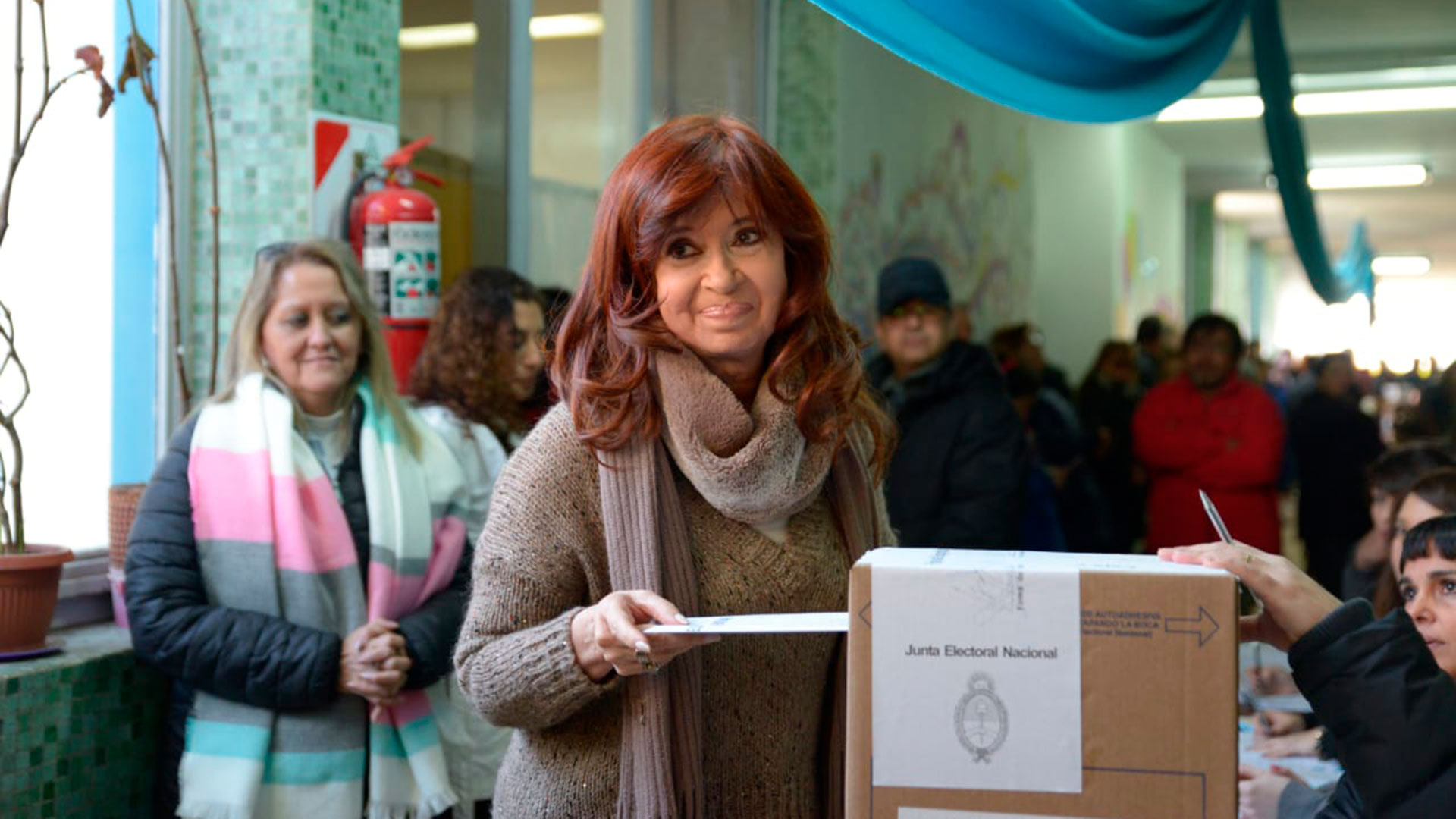 La ex presidenta Cristina Kirchner votó en Río Gallegos. Demoró 30 minutos en sufragar