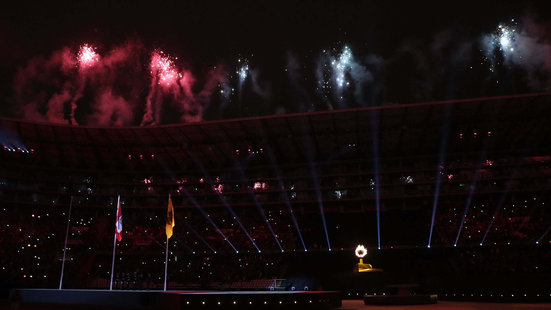 Naysha, cantautora peruana, fue la encargada de hacer retumbar el Estadio Nacional simbolizando el nuevo futuro forjado en la sabiduría de la tradición