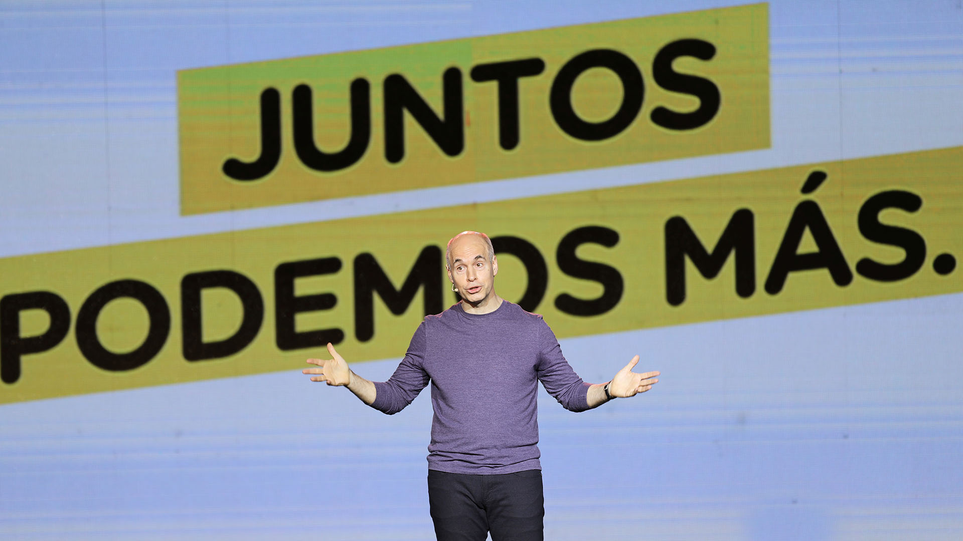 Horacio Rodríguez Larreta lució una remera de mangas largas en color azul con jeans y zapatillas