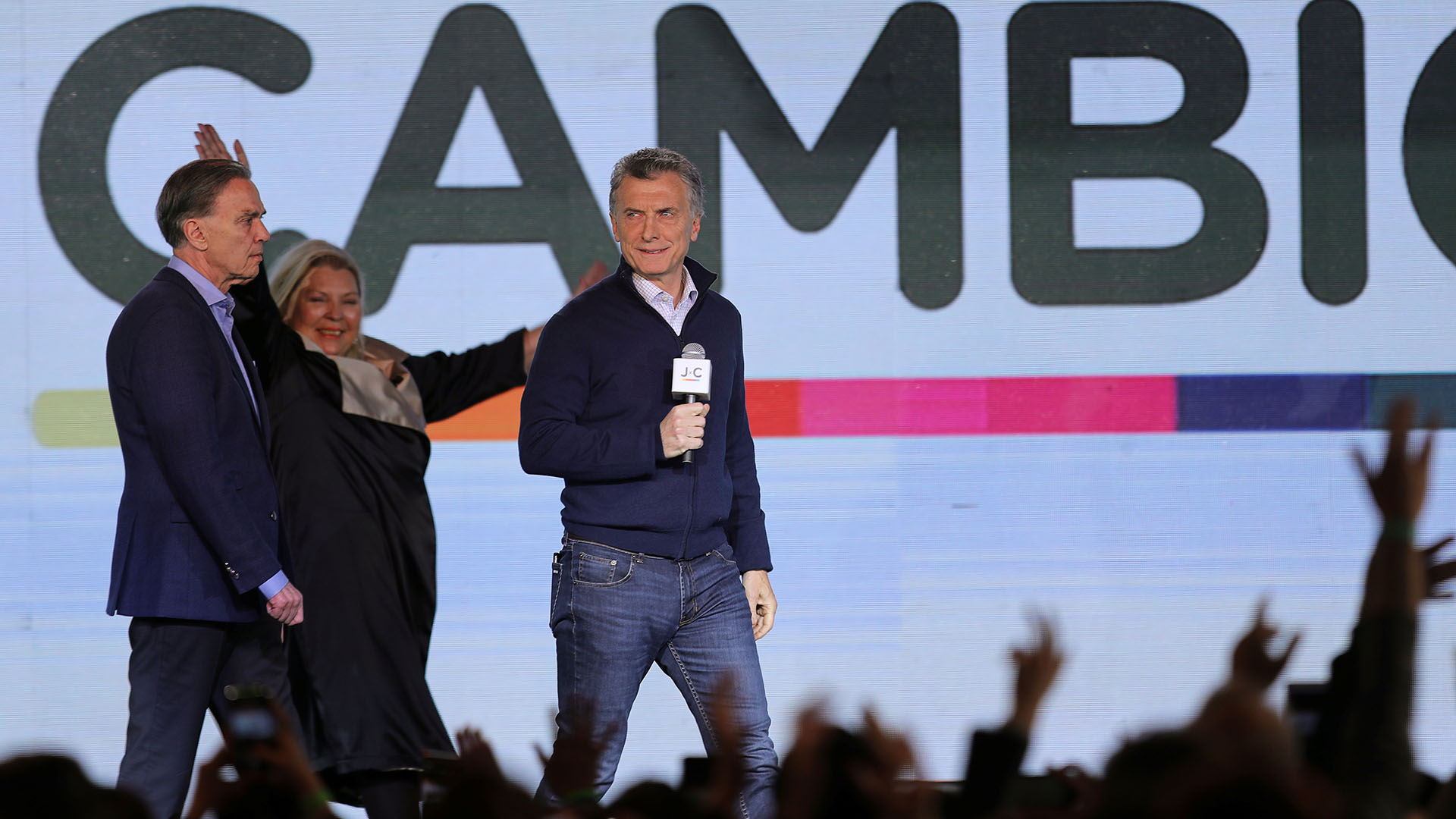 Con un look relajado, Mauricio Macri eligió un cardigan con cierre azul, camisa celeste y jeans