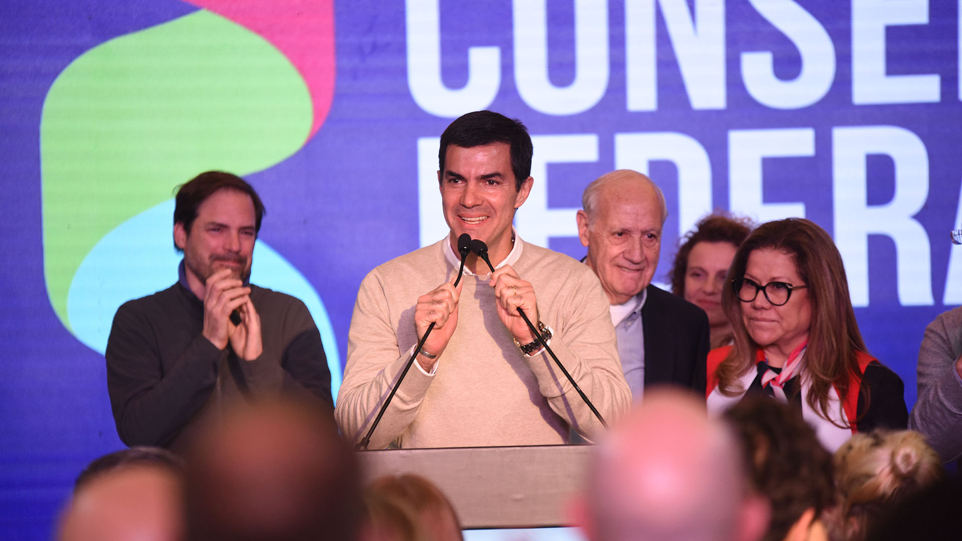 Juan Manuel Urtubey dando su discruso en el búnker optó por un sweater beige y camisa blanca