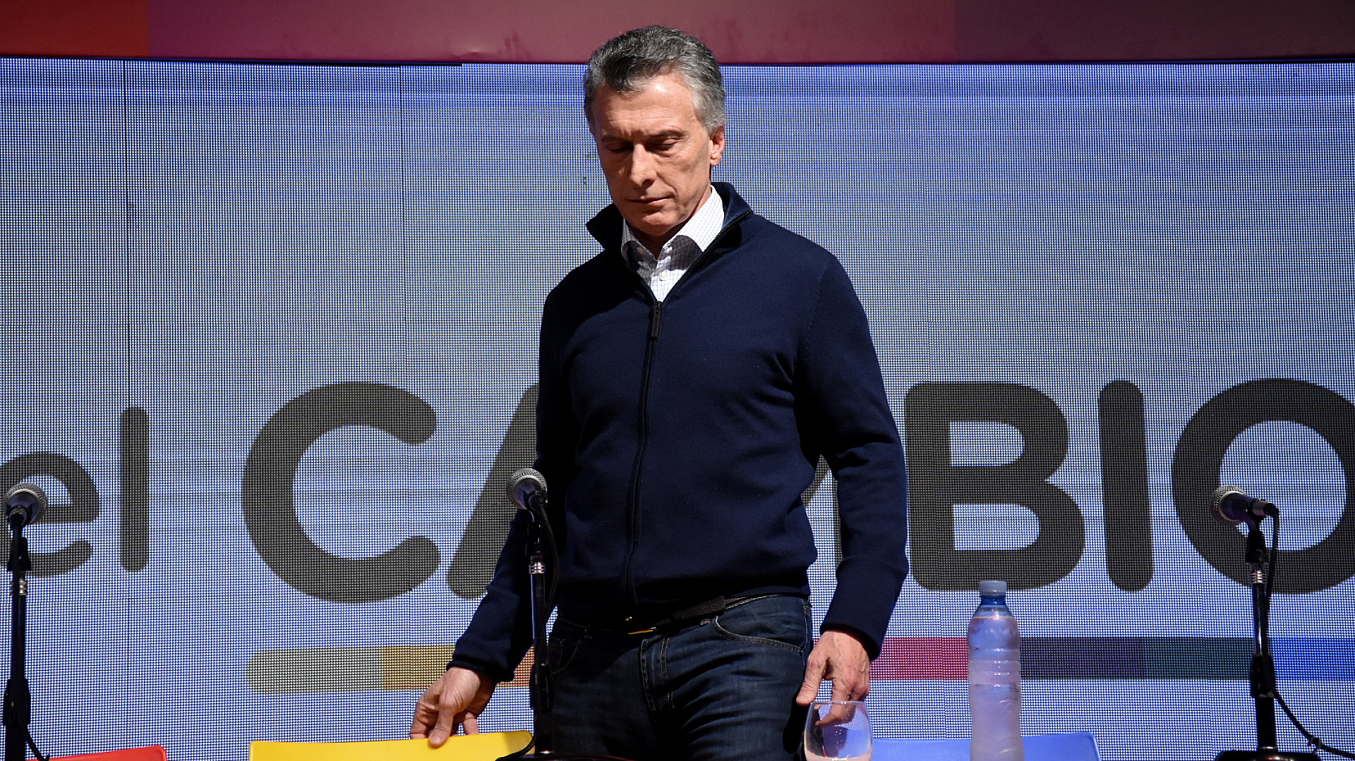 Mauricio Macri, luego de asumir la derrota y encabezar una conferencia de prensa