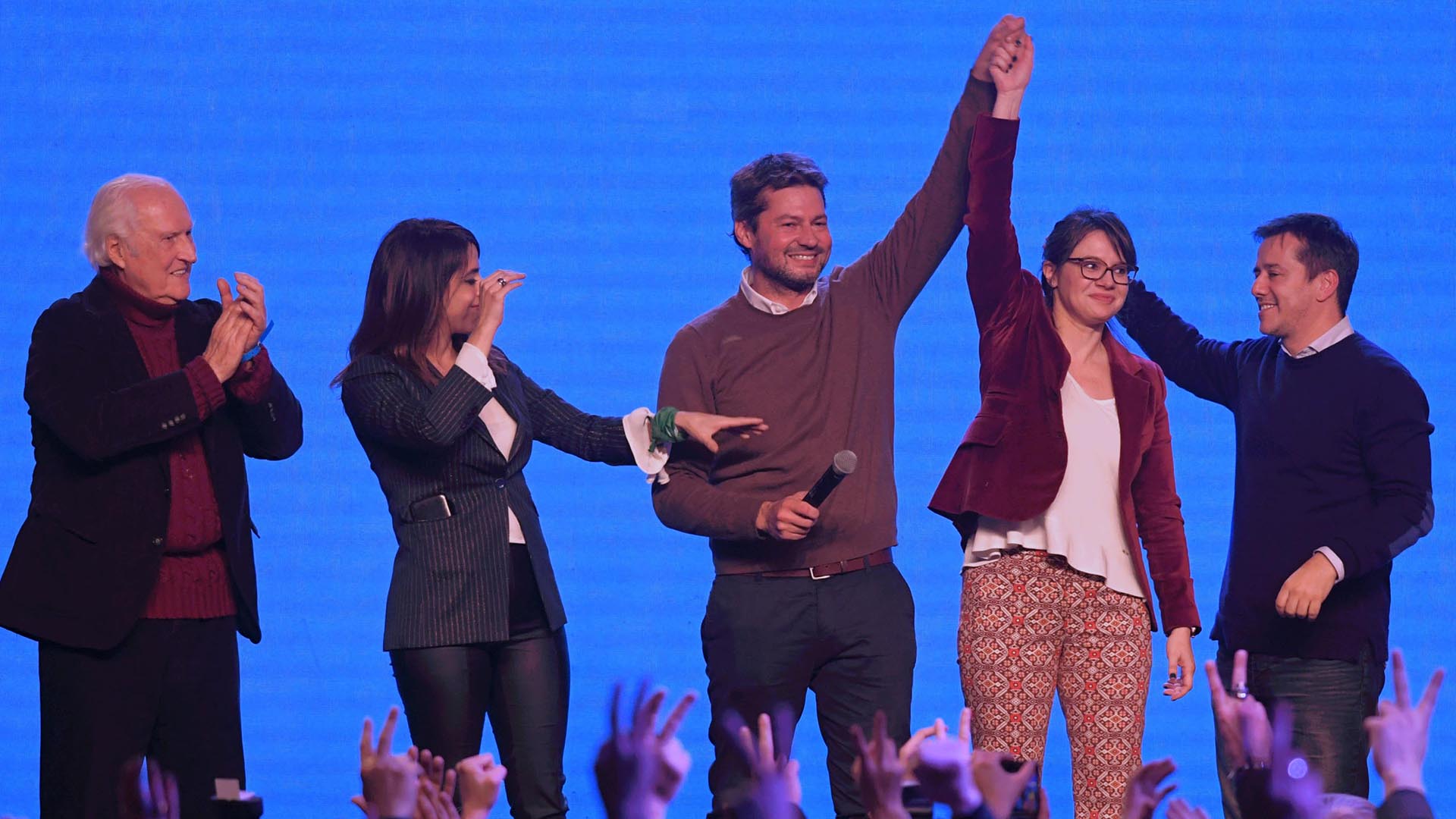 Pino solanas con polera y traje; Victoria Donda con pantalón engomado y blazer, Matías Lammens con el mismo sweater que la votación con camisa blanca y pantalón negro, Gisela Marziotta con blazer de chiffón y pantalón con estampado geométrico y Mariano Recalde con jeans y sweater azul con camisa celeste