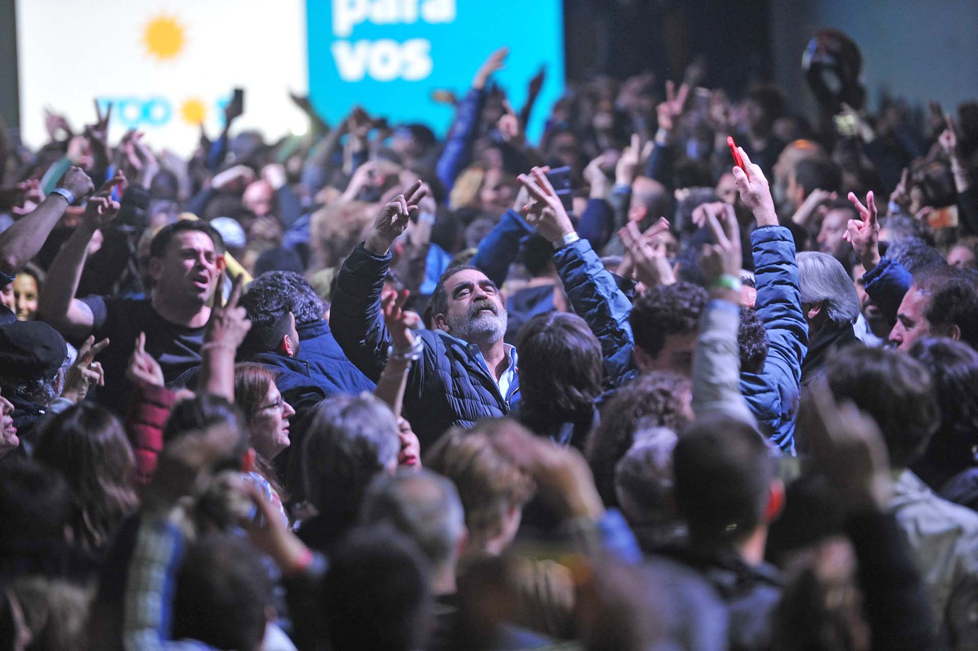 Simpatizantes del Frente de Todos celebran el triunfo de sus precandidatos en las PASO 2019. EFE/ Enrique Garcia Medina
