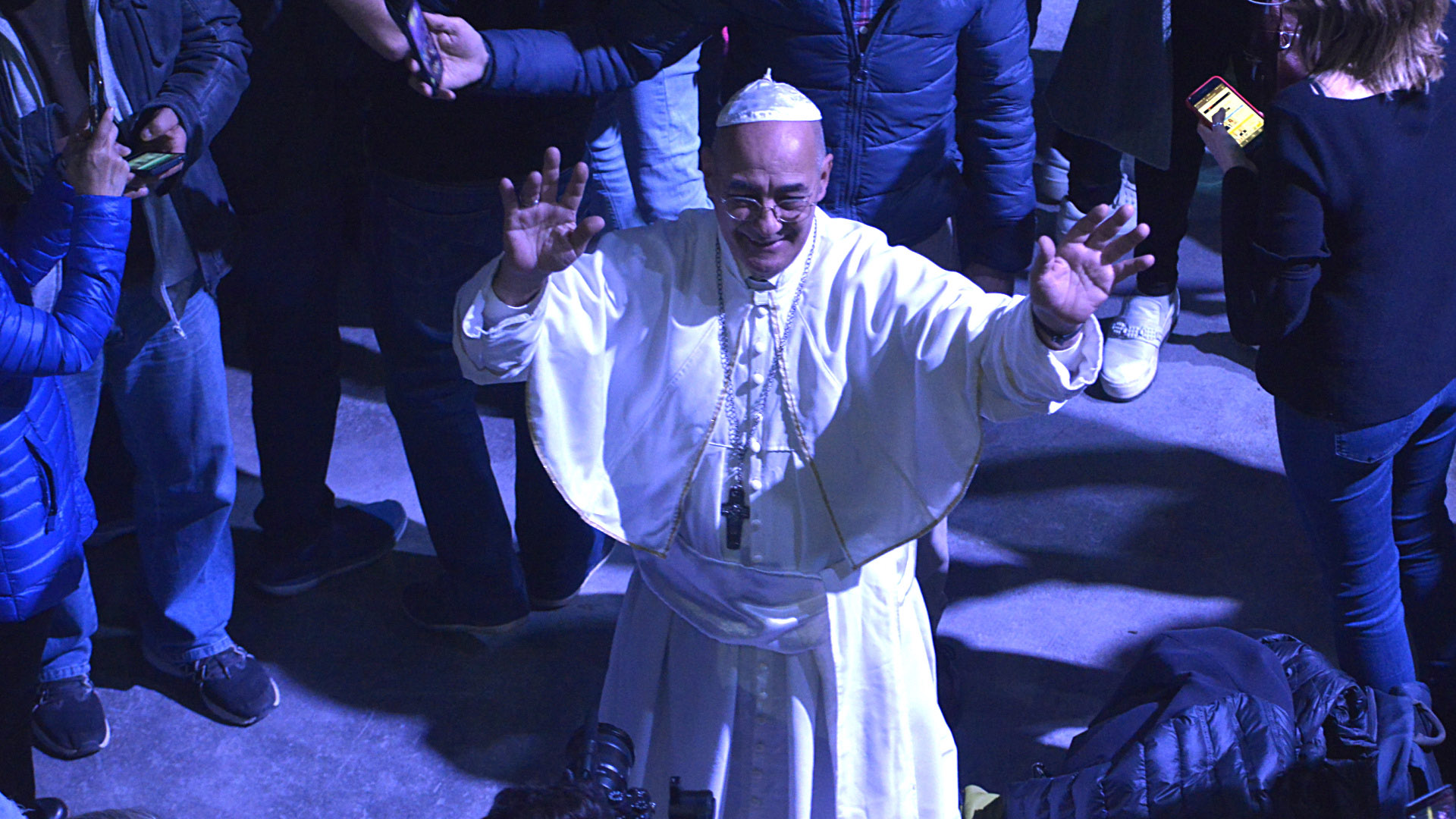 Un militante disfrazado del Papa Francisco, durante los festejos en el búnker del Frente de Todos (Gustavo Gavotti)