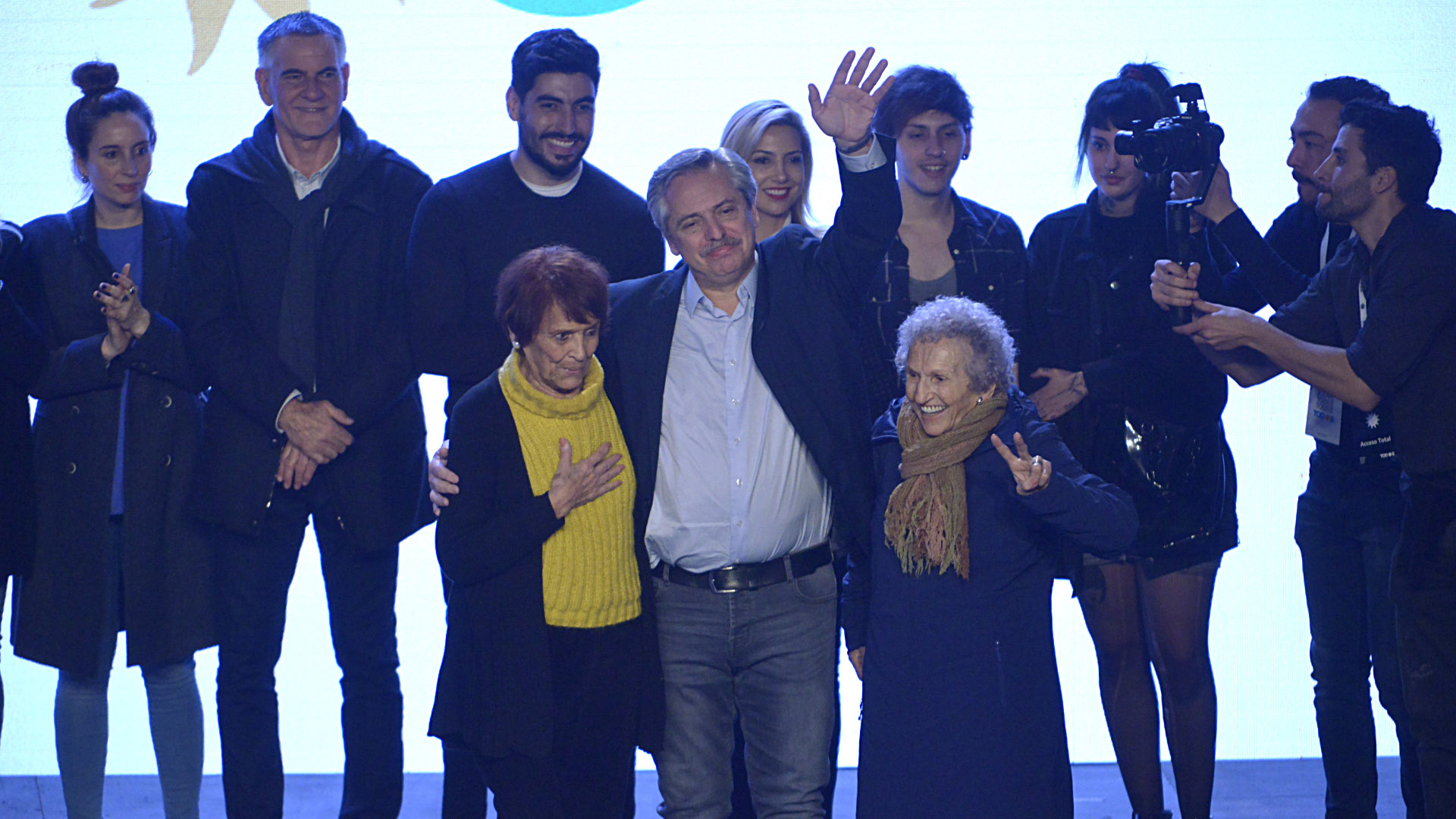 Alberto Fernández salió al escenario en compañía de Taty Almeida (Madres de Plaza de Mayo) y de Lita Boitano (Familiares de Desaparecidos y Detenidos por Razones Políticas) (Gustavo Gavotti)