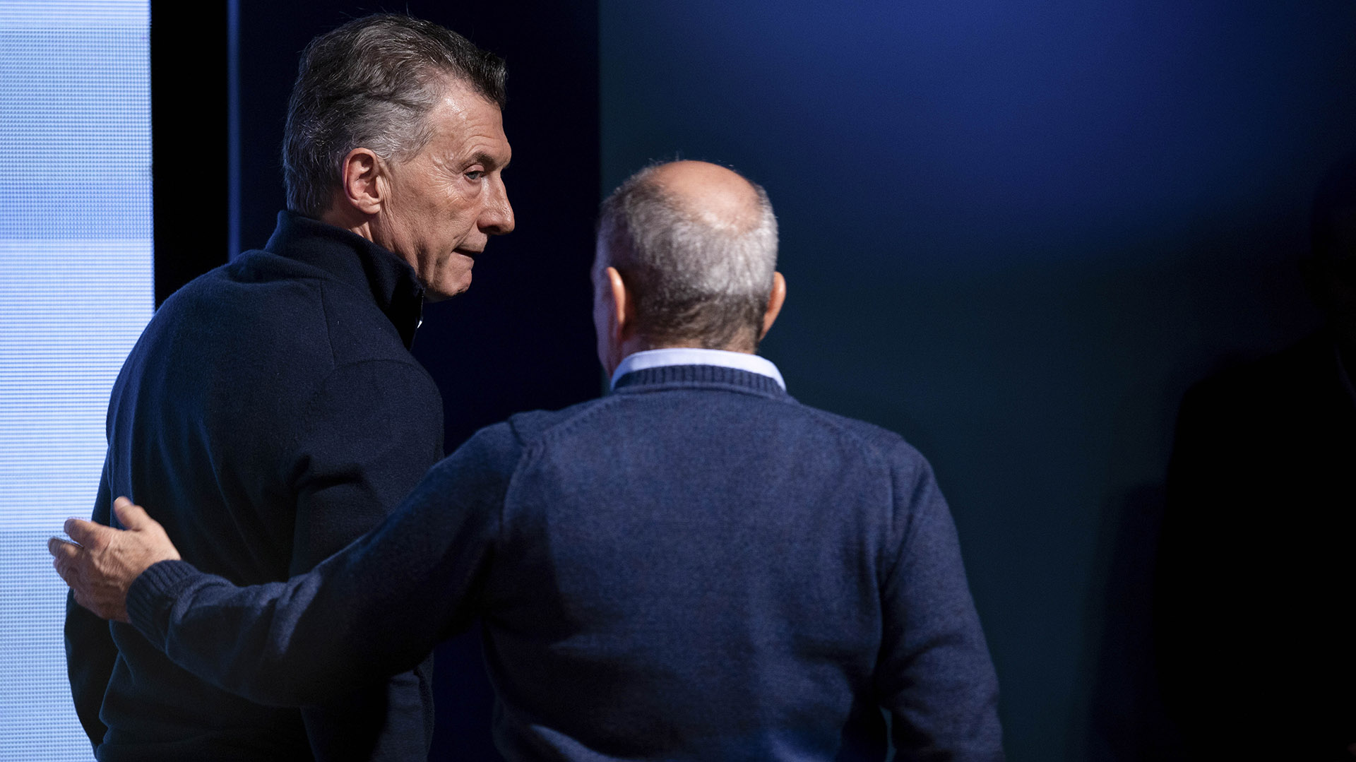 Mauricio Macri se retira del escenario con un gesto de preocupación después de haber asumido la derrota en el escenario del búnker de Juntos por el Cambio. (AP / Tomas F. Cuesta)